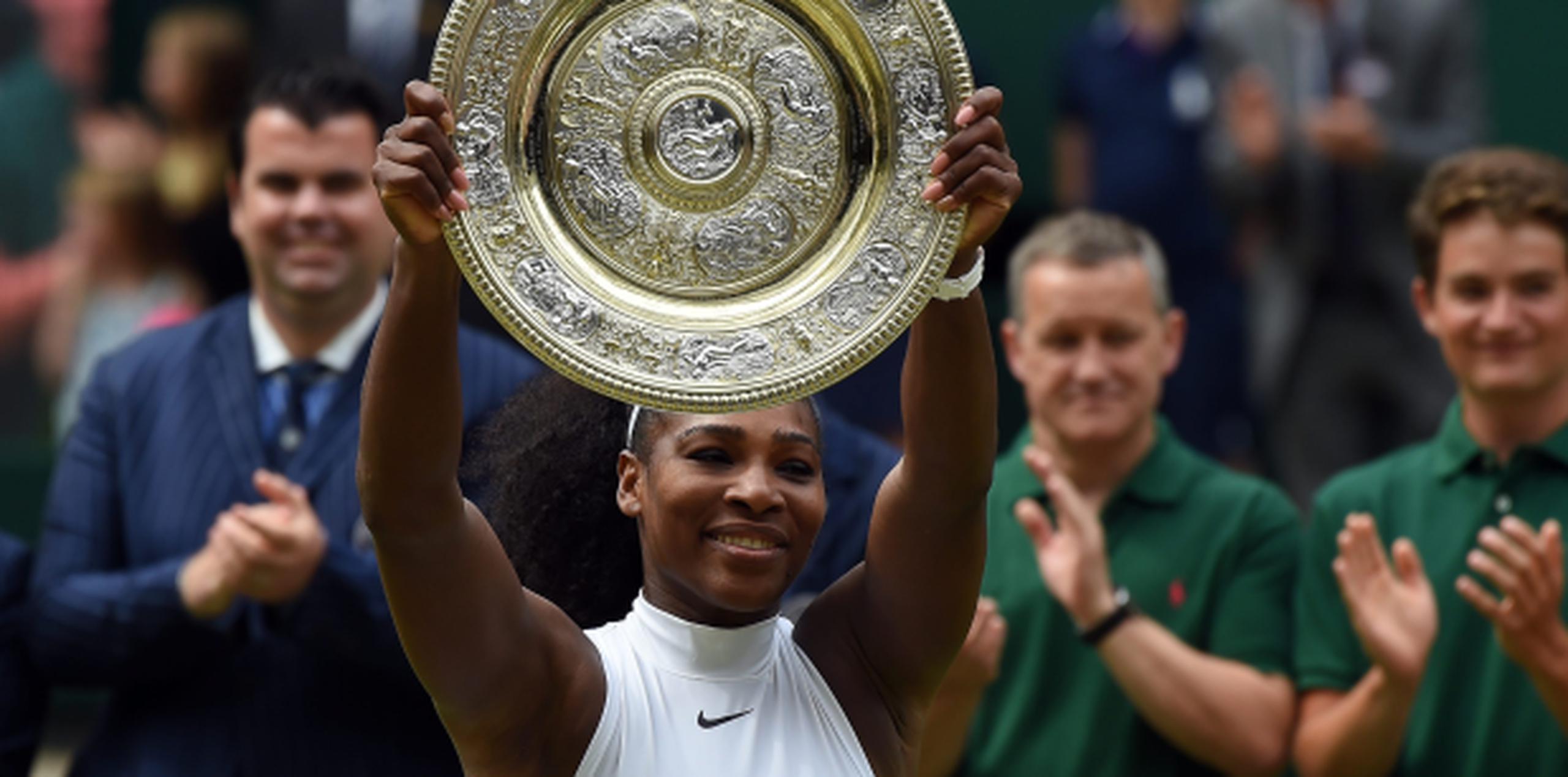 Serena Williams alza el título de Wimbledon. (Prensa Asociada)