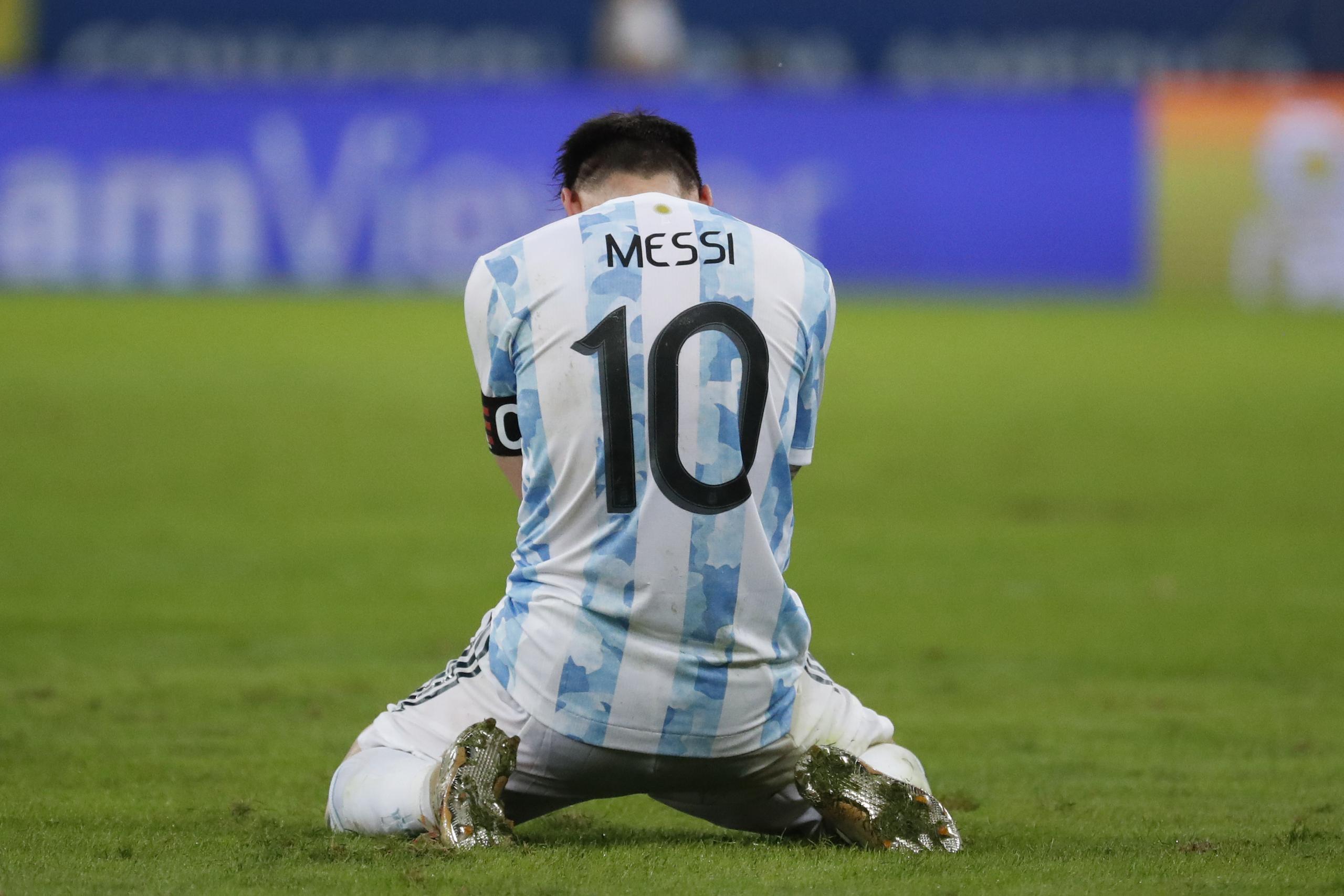Lionel Messi, de la selección de Argentina, se arrodilla al concluir la final de la Copa América ante Brasil, el sábado 10 de julio de 2021, en el Maracaná.
