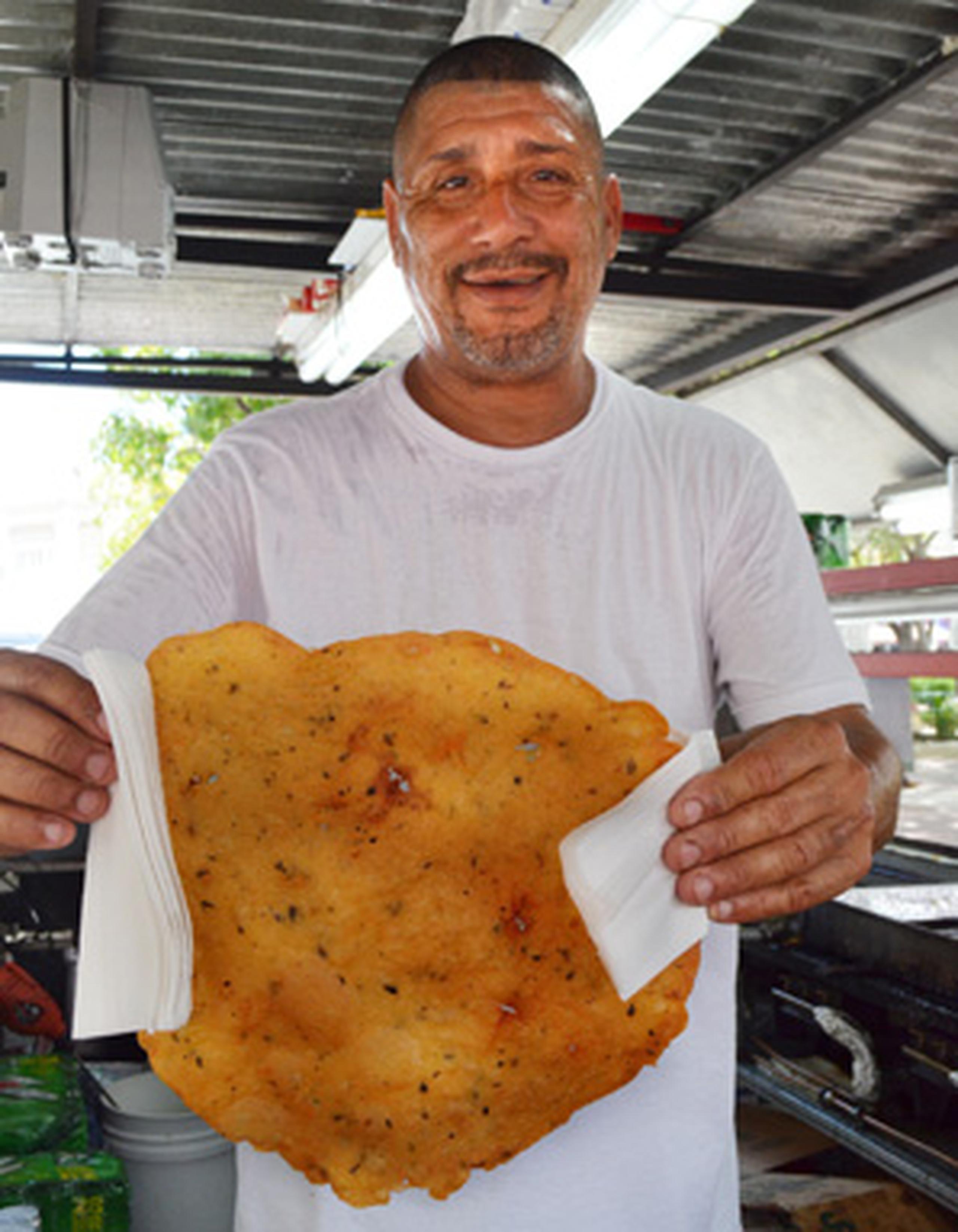 Luis Otero lleva 20 años preparando sus enormes delicias boricuas. (Edgar Vázquez Colón / Para Primera Hora)