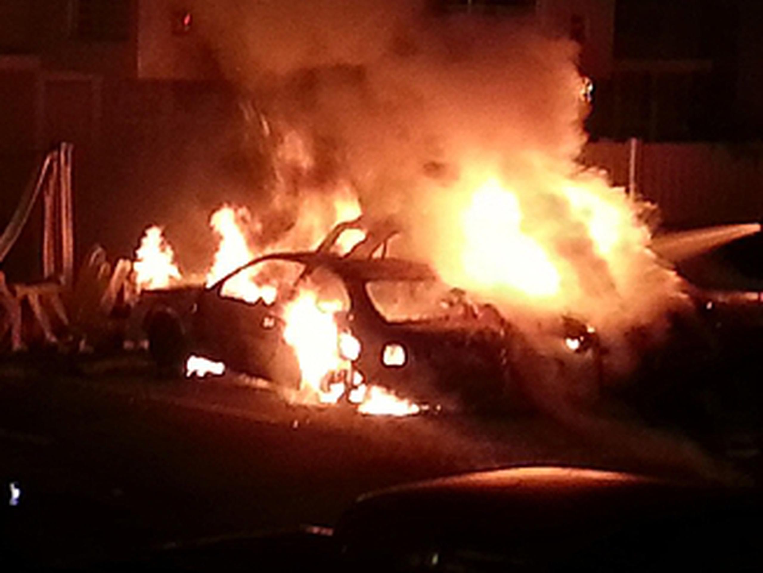 El fuego se inició alrededor de las 3:15 a.m. Las llamas comenzaron en un vehículo marca Hyundai Accent por causas que aún se desconocen. (sara.delvalle@gfrmedia.com)