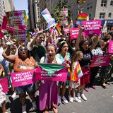 Estadounidenses celebran desfiles de orgullo LGBTQ con nueva urgencia