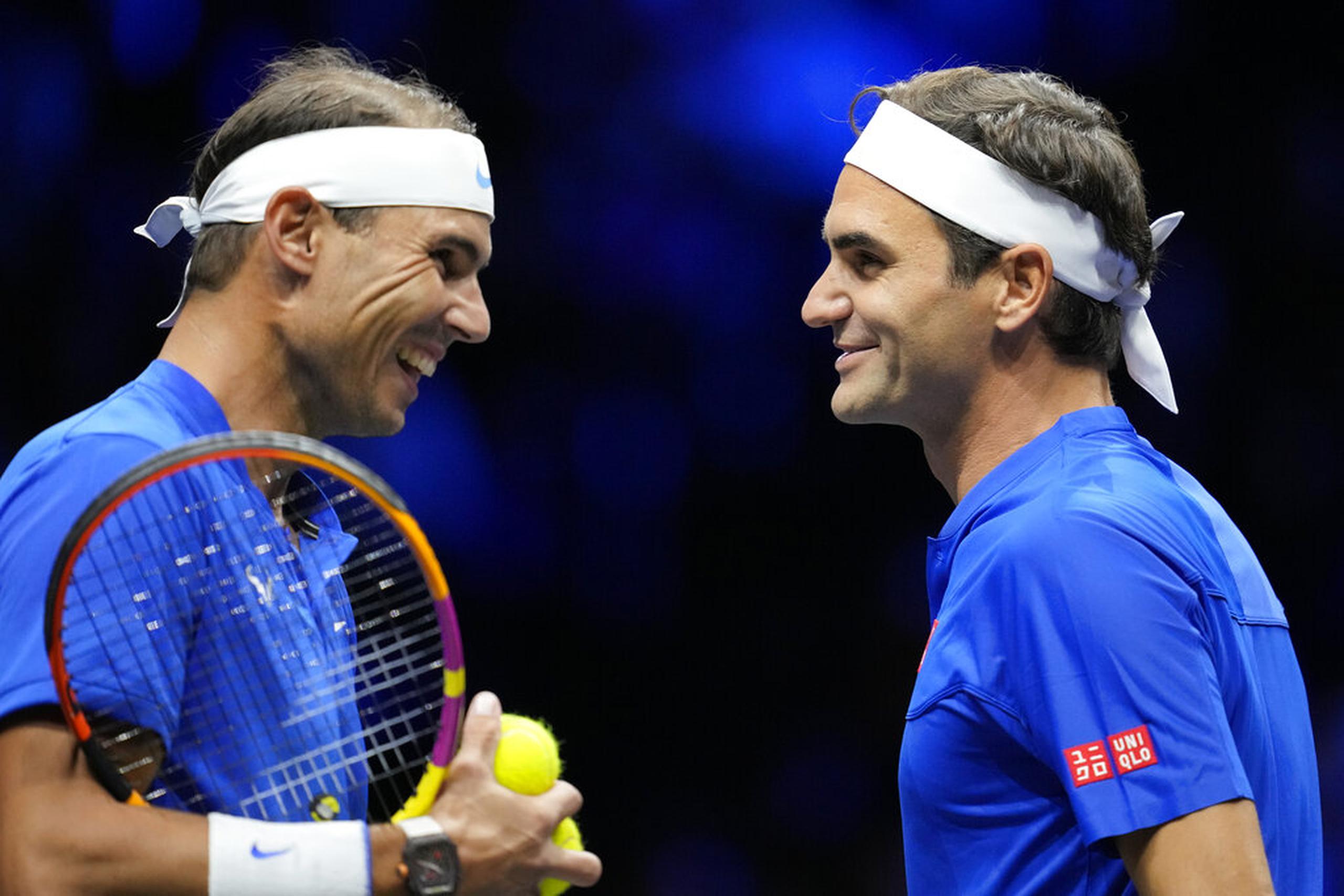 Roger Federer y Rafael Nadal sonríen en un partido de dobles de la Copa Laver en Londres.