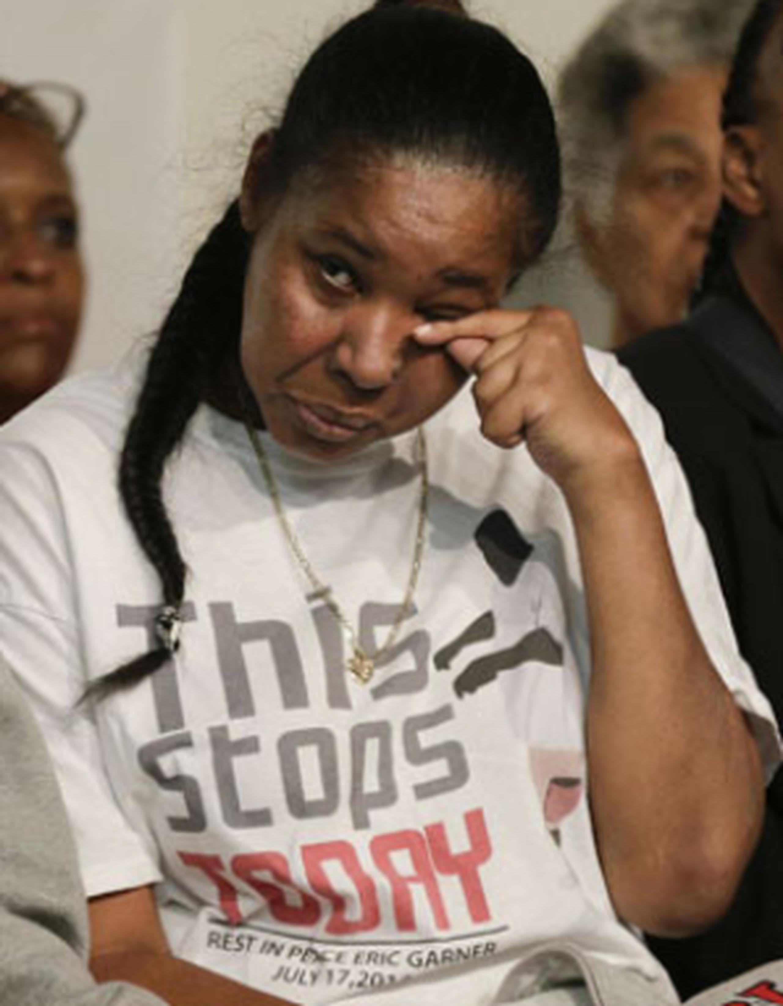 La viuda vistió una camiseta con el lema "This Stops Today", supuestamente,  las últimas palabras que su marido dijo a los policías que fueron a arrestarlo por vender cigarrillos de forma ilegal y que, a su juicio, lo acosaban. (AP)
