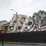 FOTOS: Derriban antiguo residencial en Carolina
