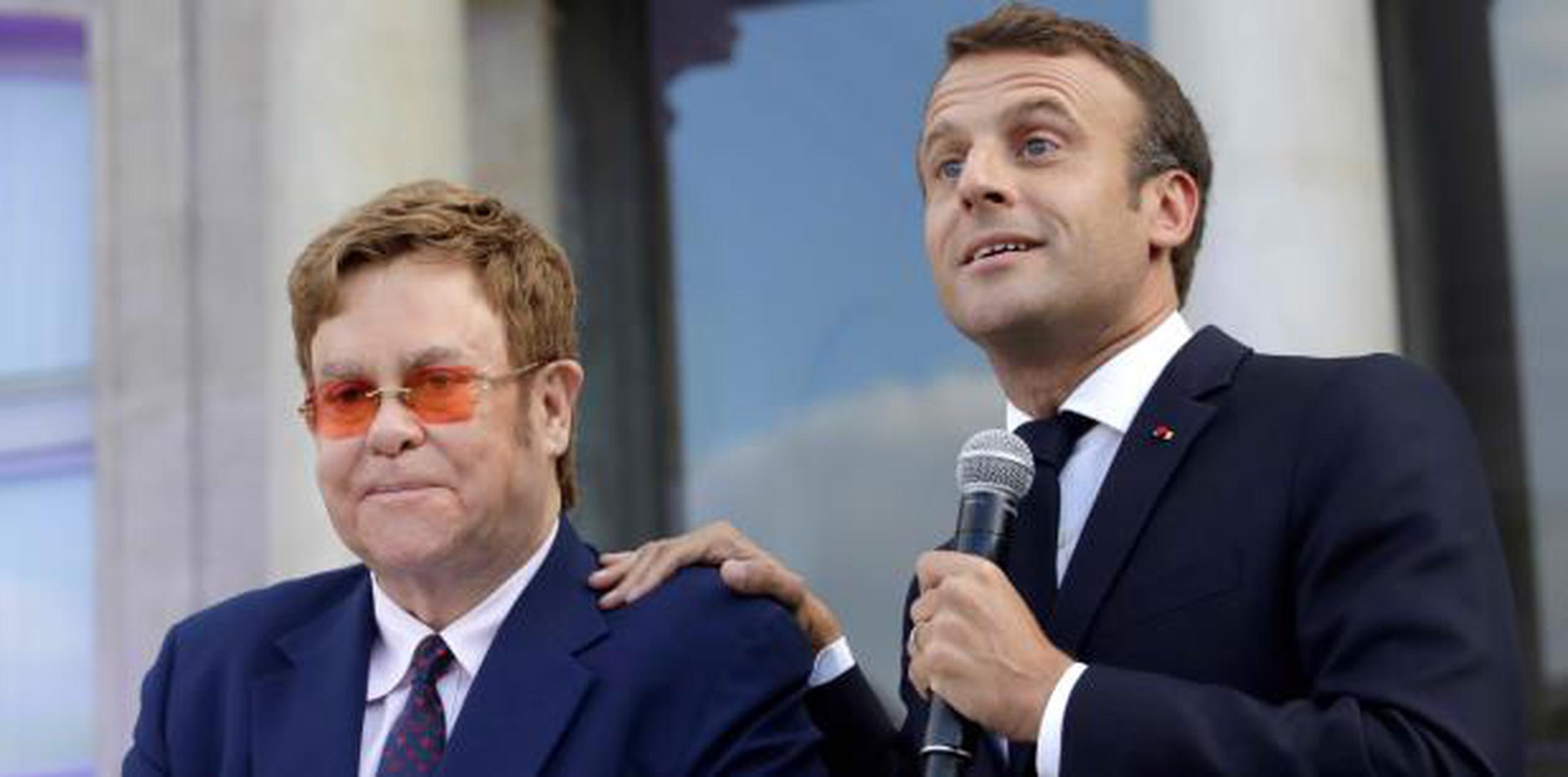 Elton John, de 72 años, tuvo un concierto ayer, jueves en París, dentro de su gira de despedida de los escenarios. (EFE)
