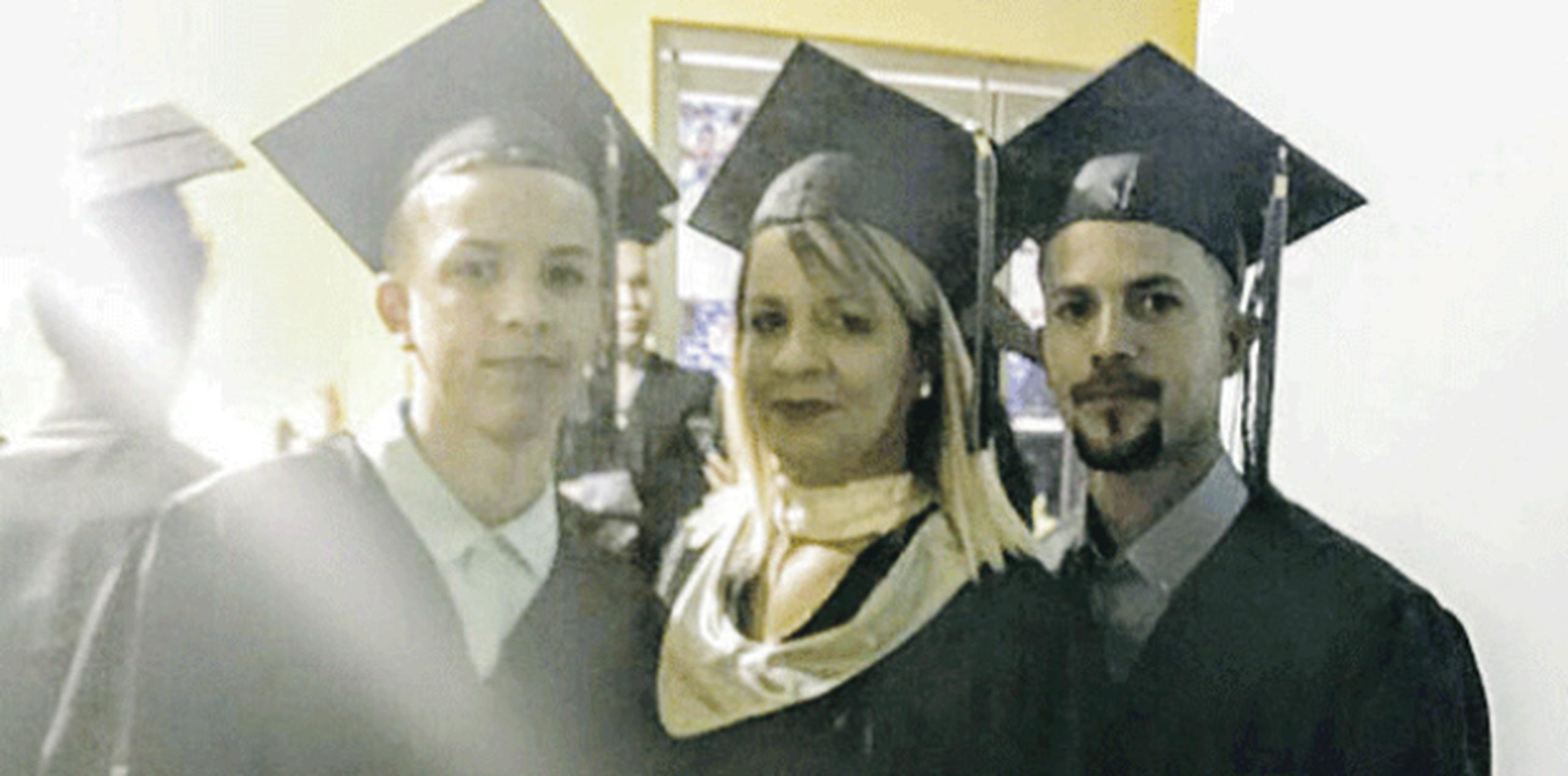 Harry, hijo, Lleliza Vázquez y Harry Torres, se graduaron del Programa de Educación Para Adultos del Departamento de Educación. (SUMINISTRADAS)