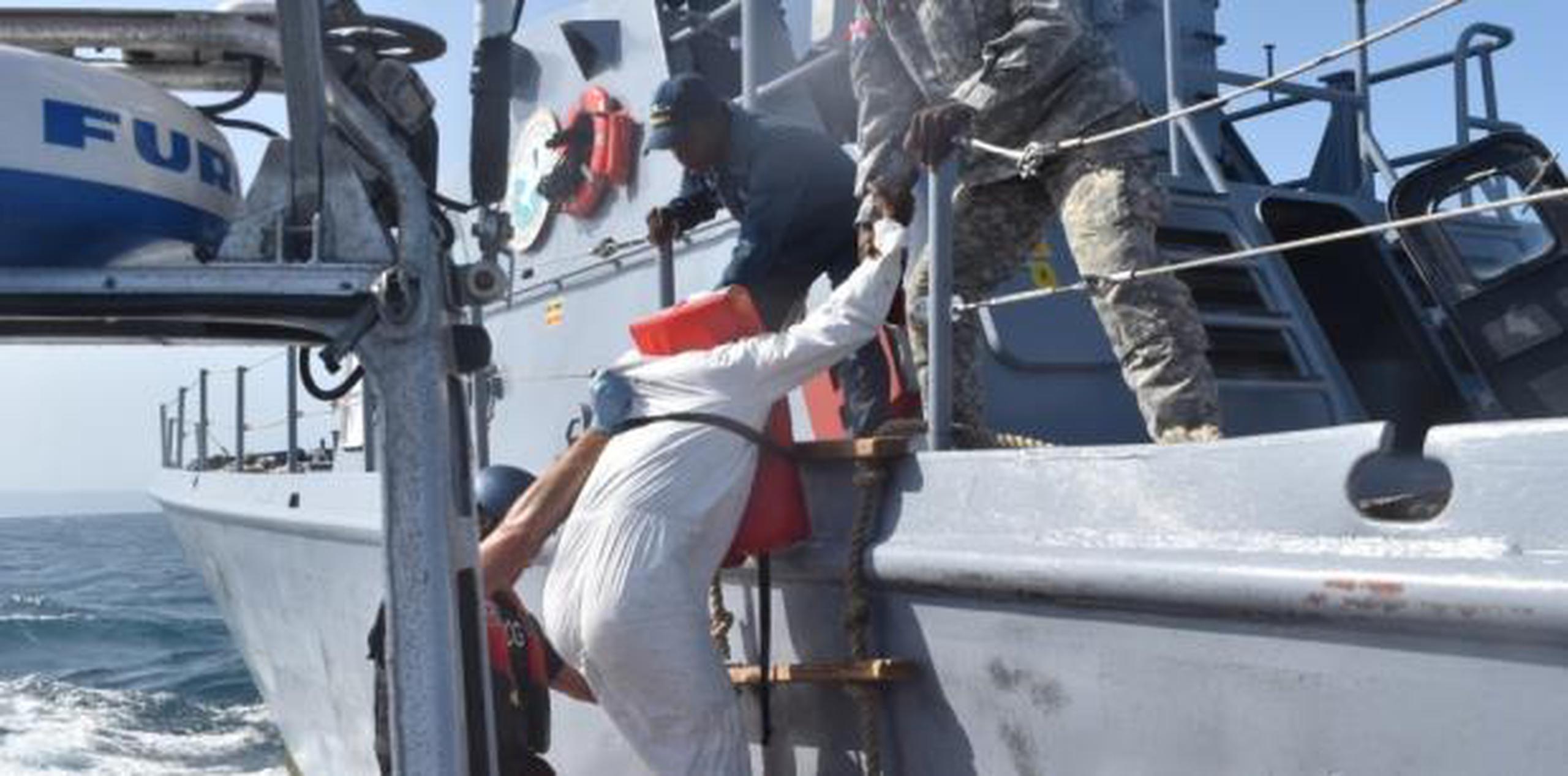 La tripulación del barco Winslow Griesser transfirió a seis inmigrantes que enfrentan un posible enjuiciamiento. (Suministrada)