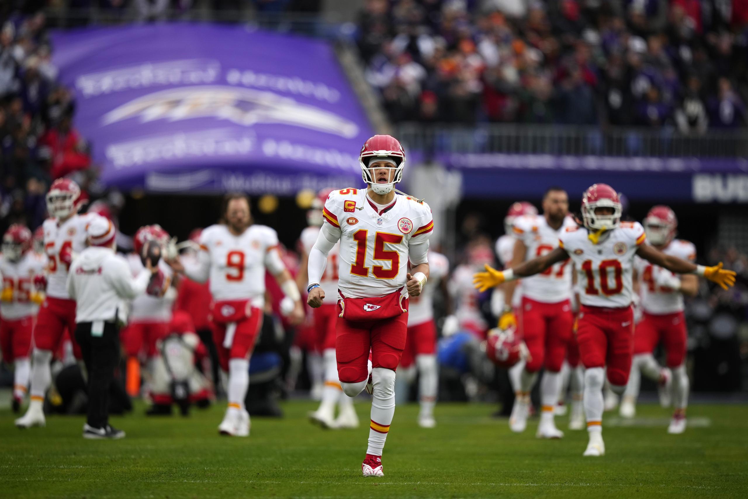 Patrick Mahomes (15), quarterback de los Chiefs de Kansas City, encabeza la salida de su equipo previo al juego de campeonato de la AFC en contra de los Ravens de Baltimore, el domingo 28 de enero de 2024, en Baltimore.