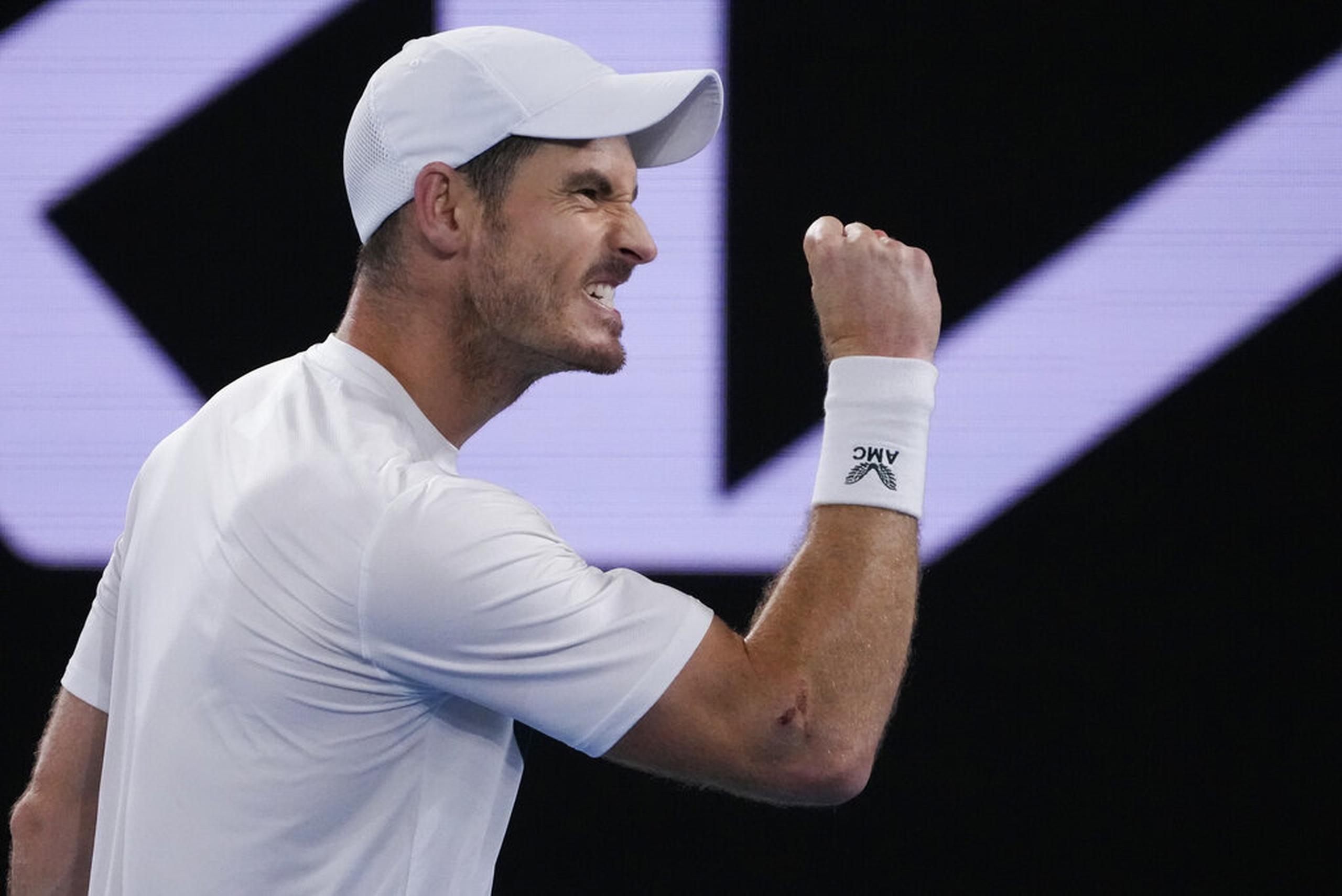 Andy Murray reacciona durante el partido contra Thanasi Kokkinakis por la segunda ronda del Abierto de Australia.