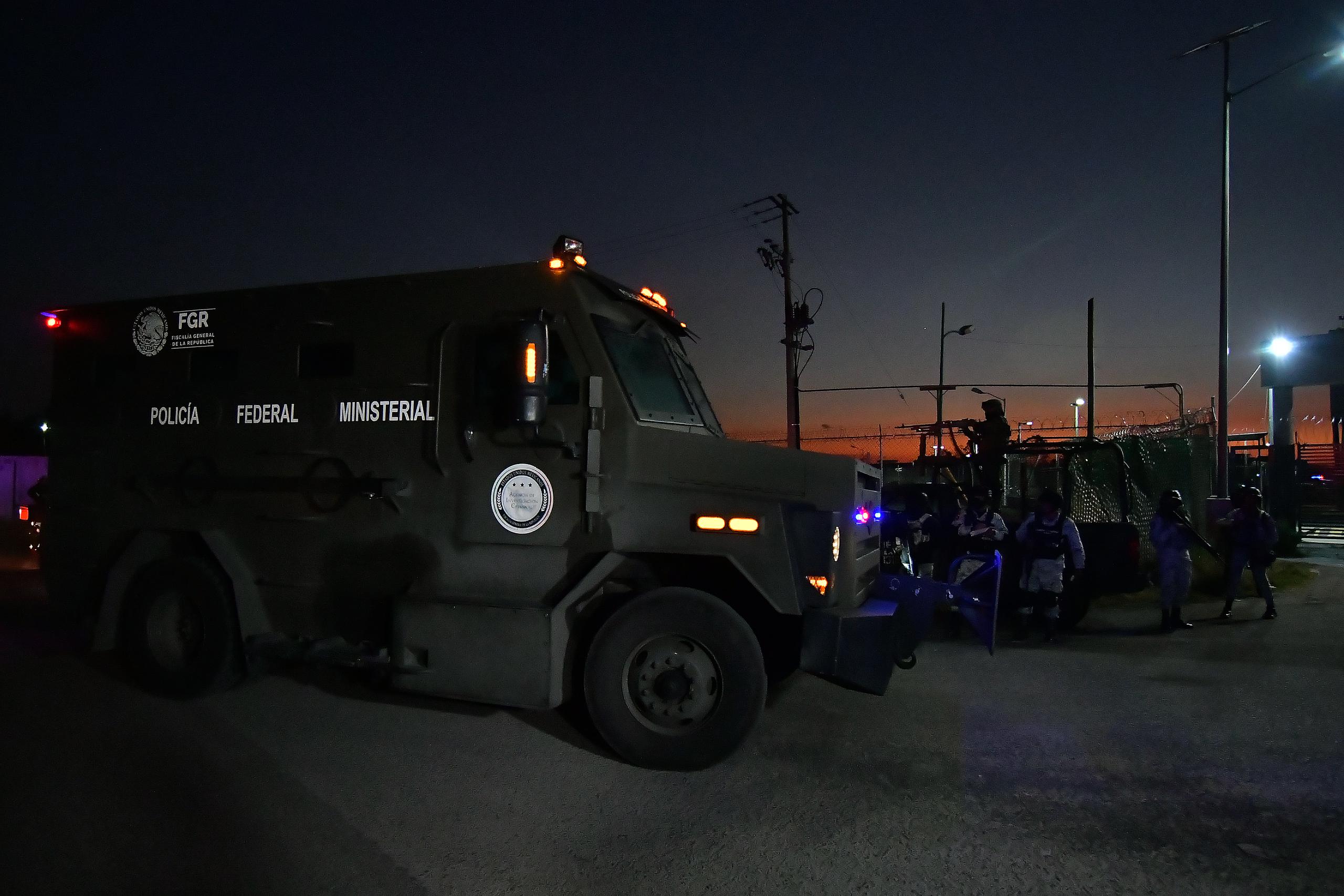 Un camión blindado que forma parte de un convoy de seguridad en el que las autoridades transportaron a Ovidio Guzmán, hijo de "El Chapo", que llegó al penal del Altiplano, en Toluca, Estado de México, México. (EFE/Felipe Gutiérrez)