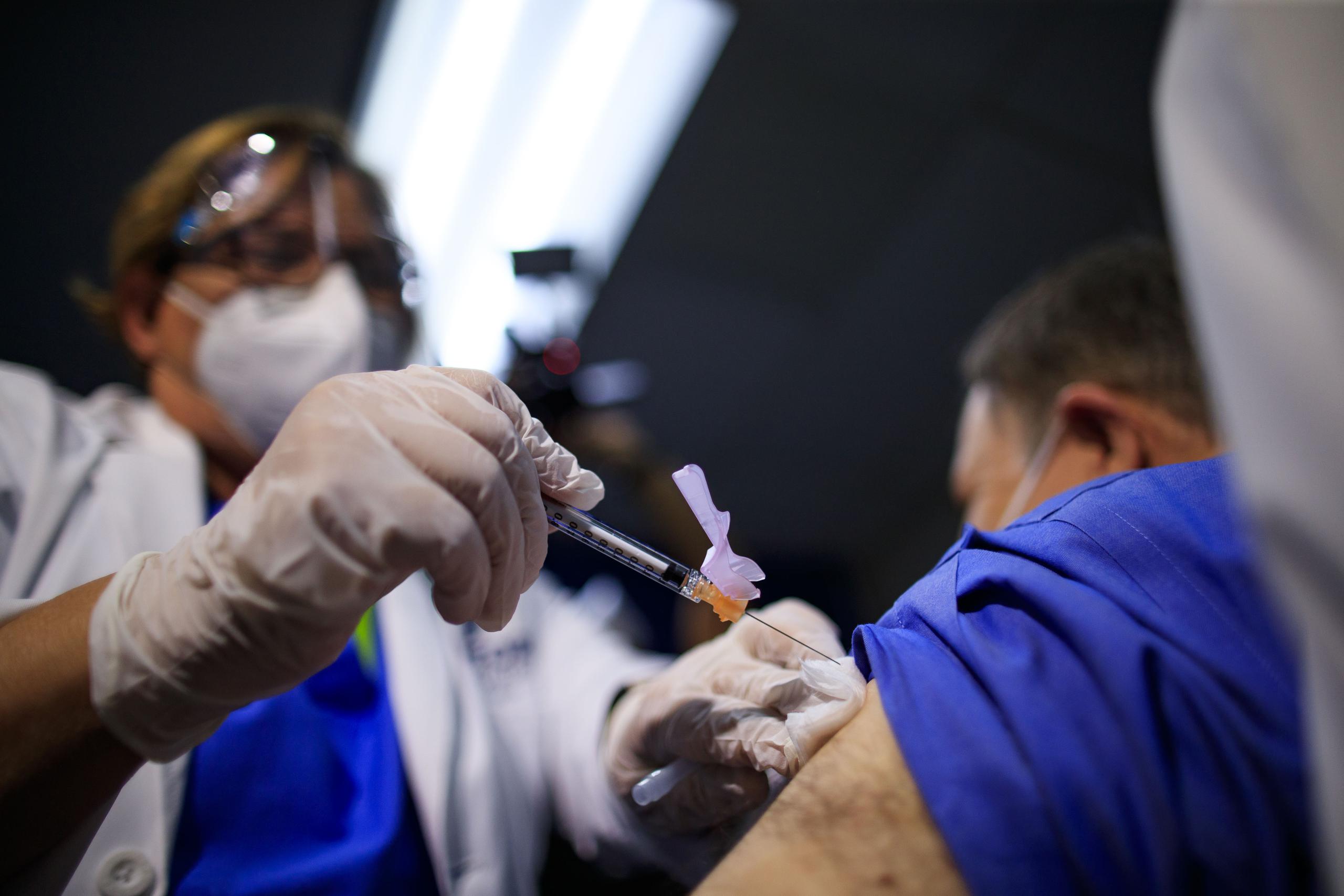 Imagen de la administración de las primeras vacunas contra el COVID-19 en Puerto Rico.