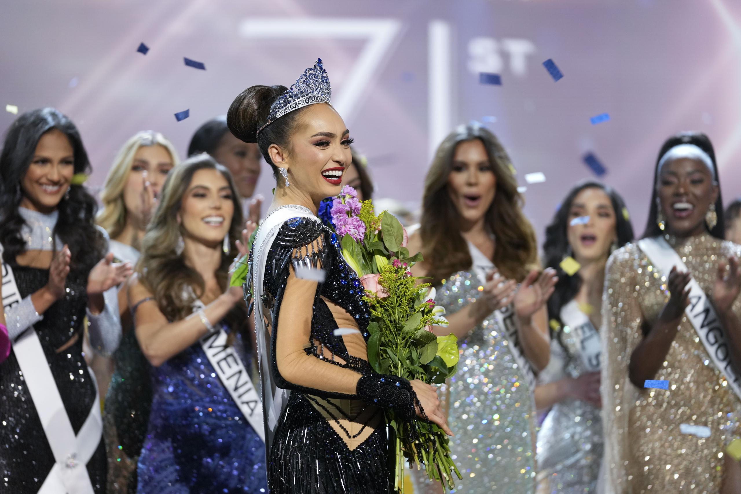 Miss R'Bonney Gabriel se alzó con la corona de Miss Universe.