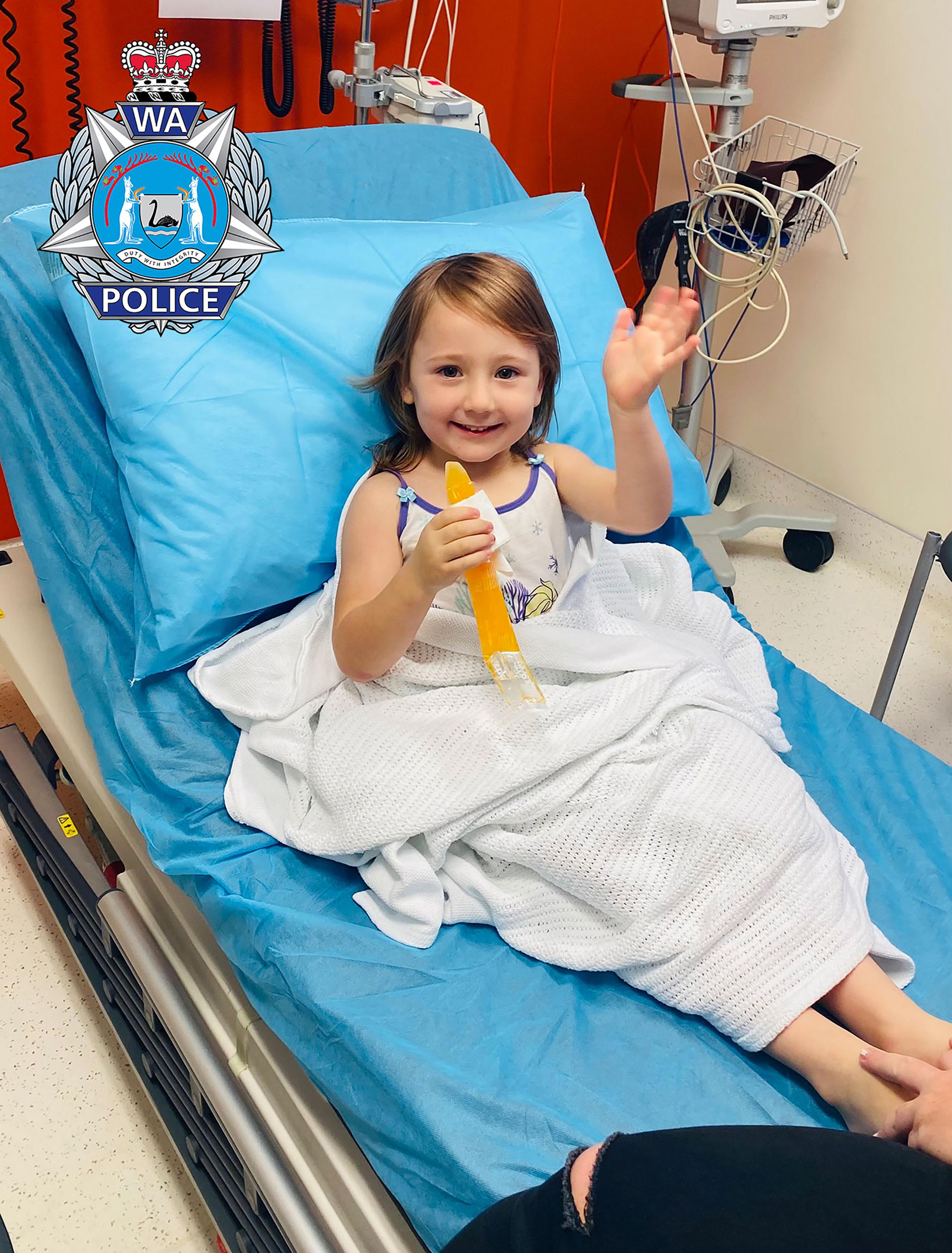 Cleo Smith, de cuatro años, saluda desde el hospital en Carnarvon, Australia, el 3 de noviembre de 2021.