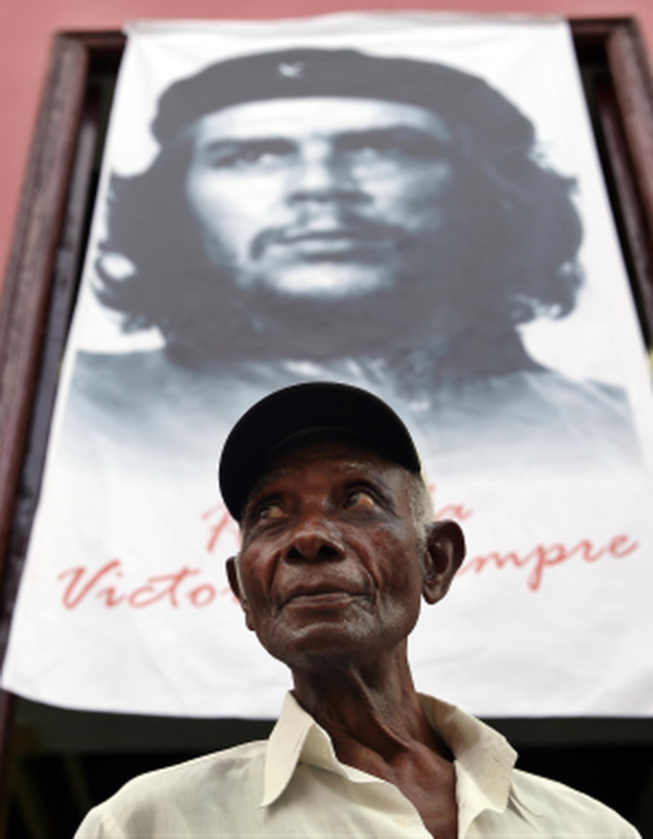 Luis Monteagudo, quien peleó en El Congo con Che Guevara, durante preparativos para la celebración en Cuba del 50 aniversario de la muerte del guerrillero. (AP)
