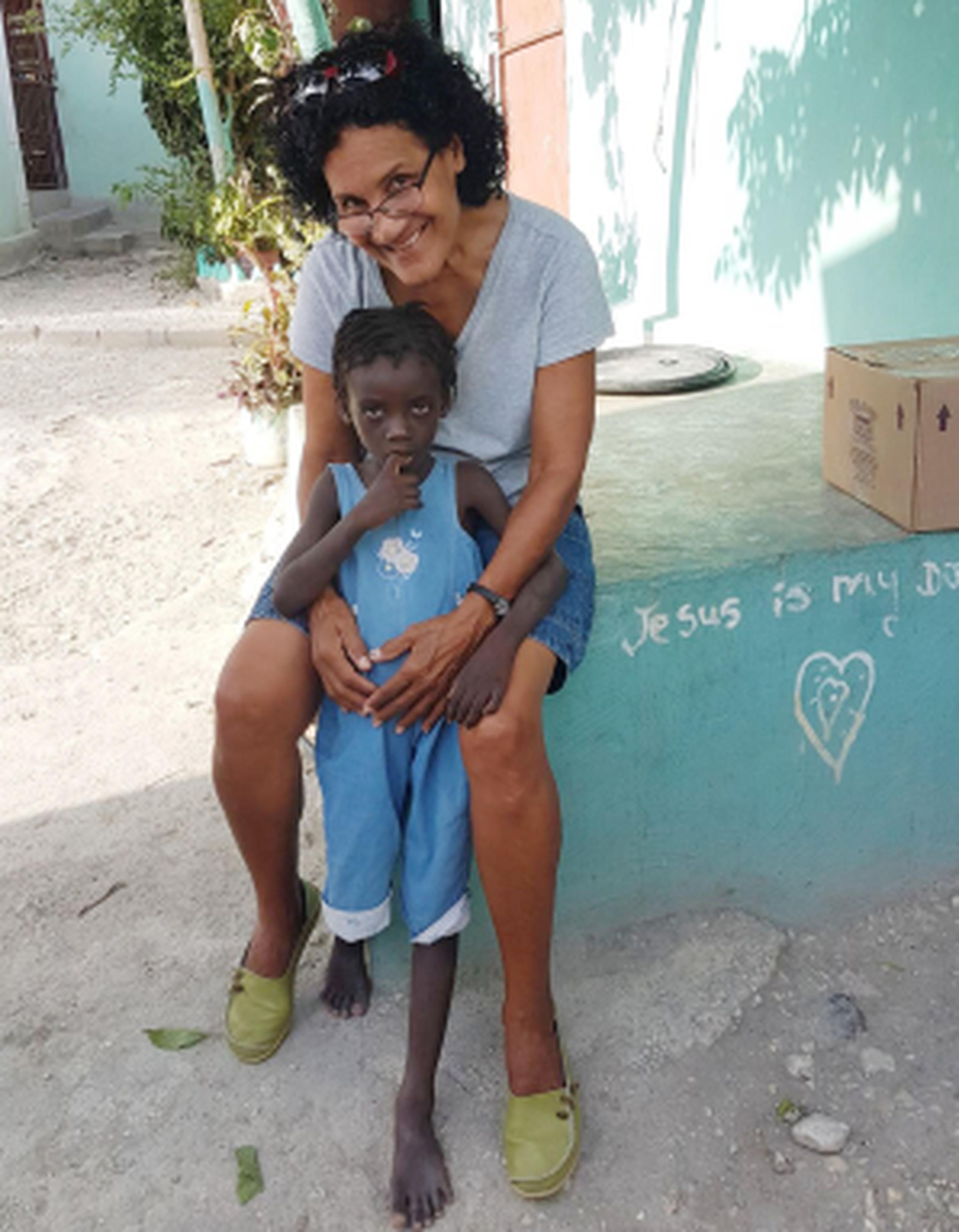 Elena Cajigas dejó su hogar en Moca para dedicarse a llevar esperanza a un grupo de niños abandonados por sus padres, huérfanos o necesitados en Haití. (Suministrada)