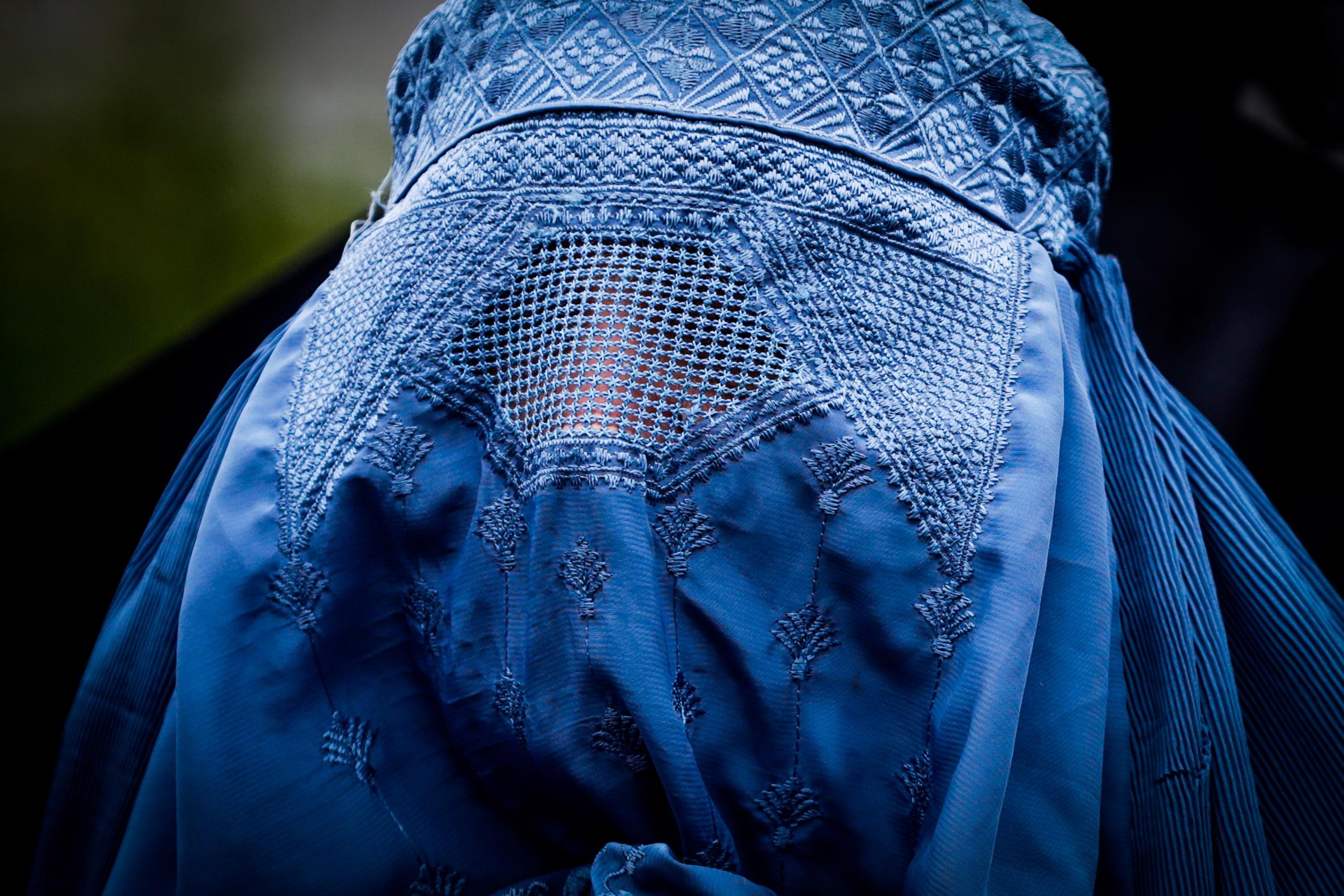 Imagen de archivo de una mujer con un burka.
