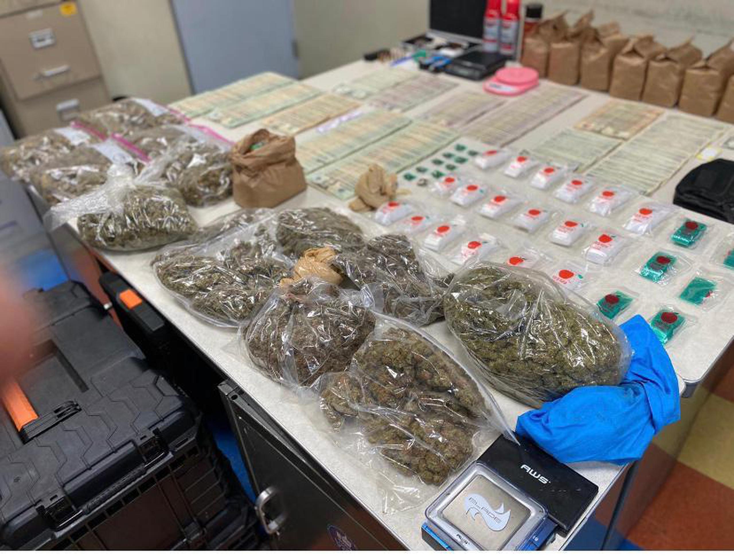 Resultado de un allanamiento en una residencia del barrio Jacaguas en Juana Díaz donde ocuparon más de seis libras de marihuana de la variedad “cripy”, un cargador y más de $7,400.