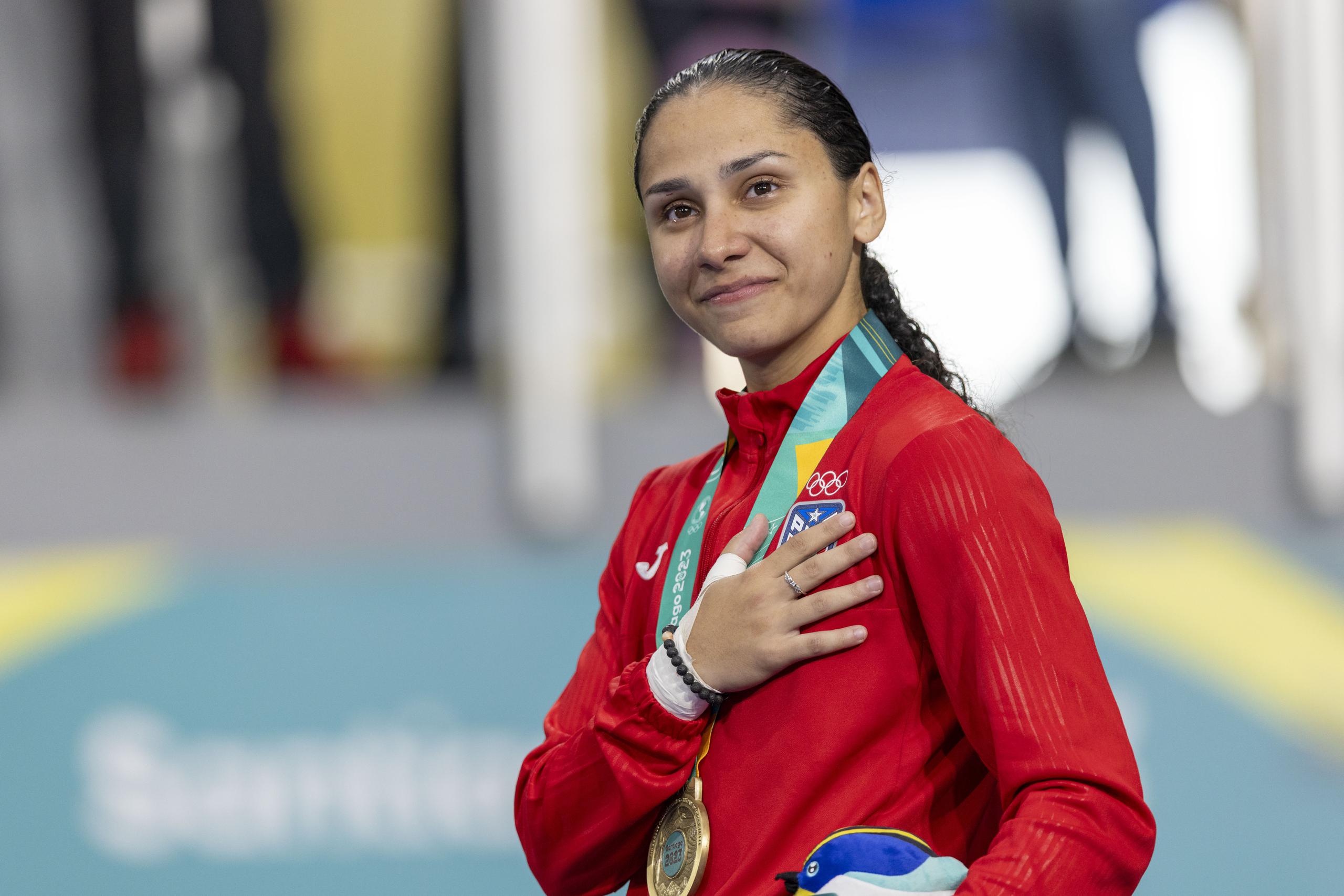 La karateca boricua Janessa Foneca recibe su medalla de oro en los Juegos Panamericanos de Santiago 2023