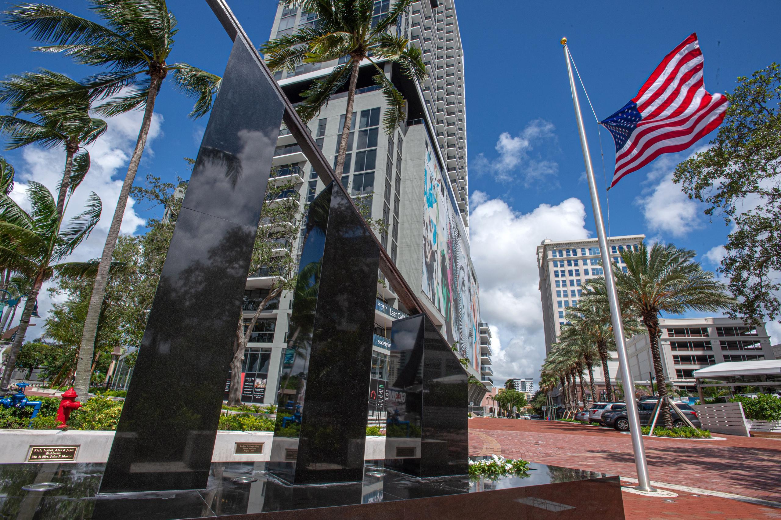 Vista del monumento realizado con un riel de una línea férrea sepultada por toneladas de escombros durante los atentados terroristas del 11 de Septiembre de 2001 en Nueva York, tras su inauguración hoy en el paseo de Riverwalk en Fort Lauderdale, Florida. (EFE)