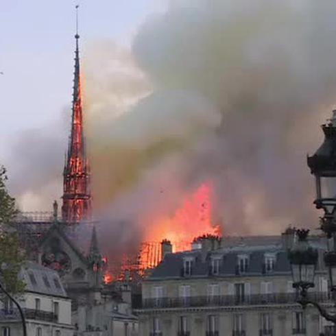 Impactantes imágenes del fuego que destruye a la Catedral de Notre Dame