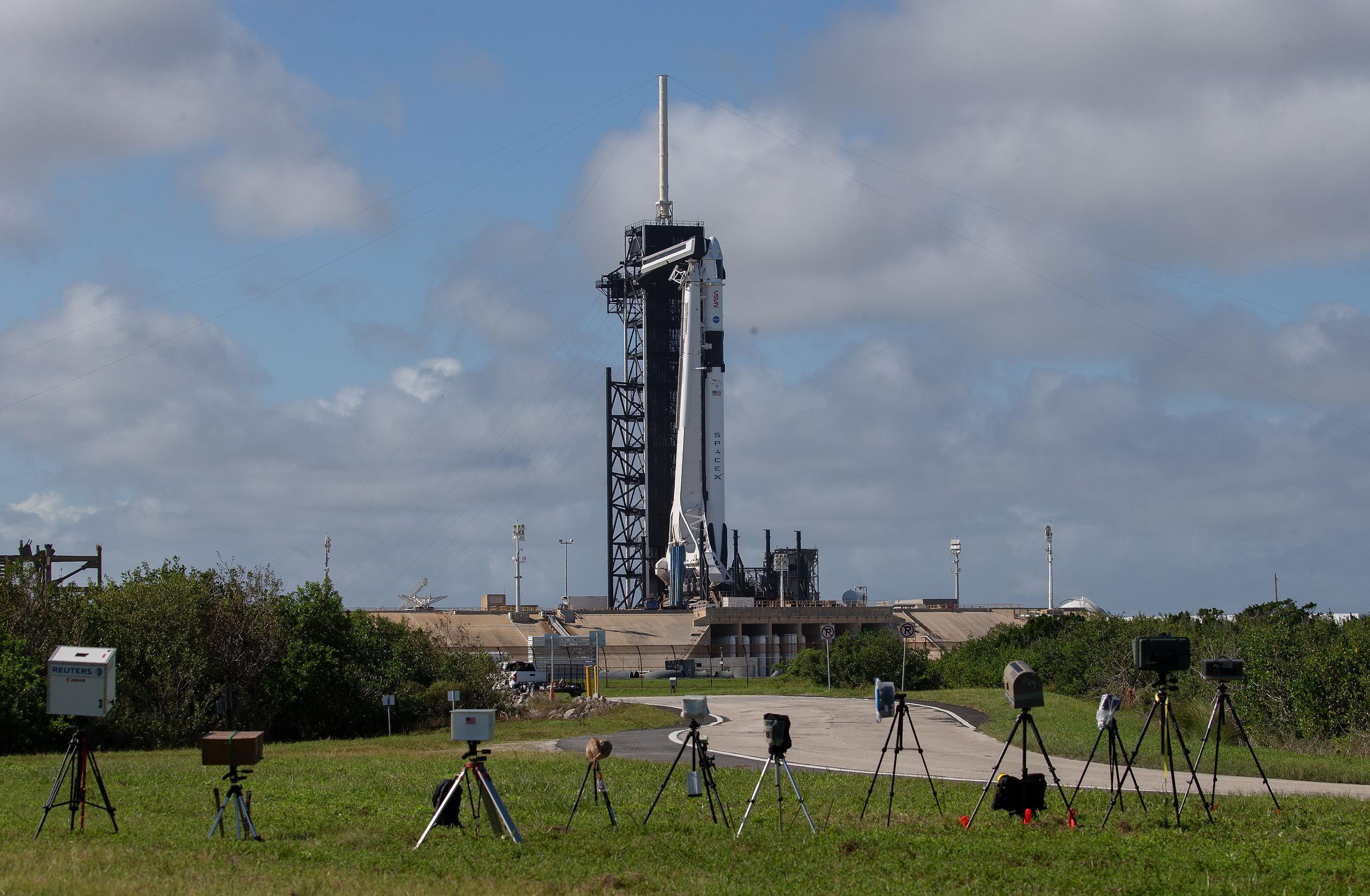 El cohete Falcon 9 de SpaceX se ve en la plataforma de lanzamiento en el centro espacial Kennedy de Cabo Cañaveral, Florida.