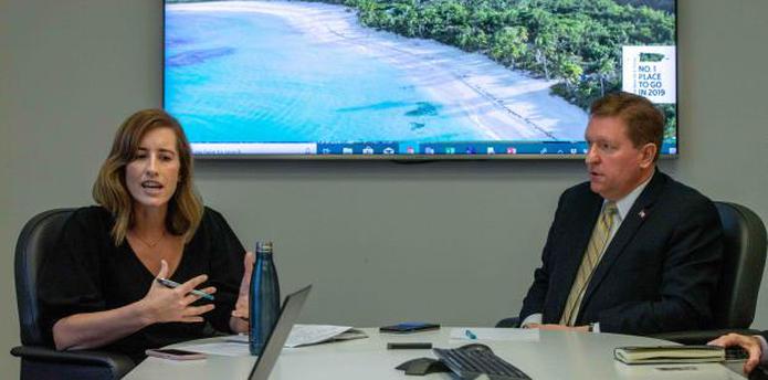 Leah Chandler, principal oficial de mercadeo del Discover Puerto Rico y Brad Dean, principal oficial ejecutivo, durante el anuncio del nuevo portal.  (Suministrada)