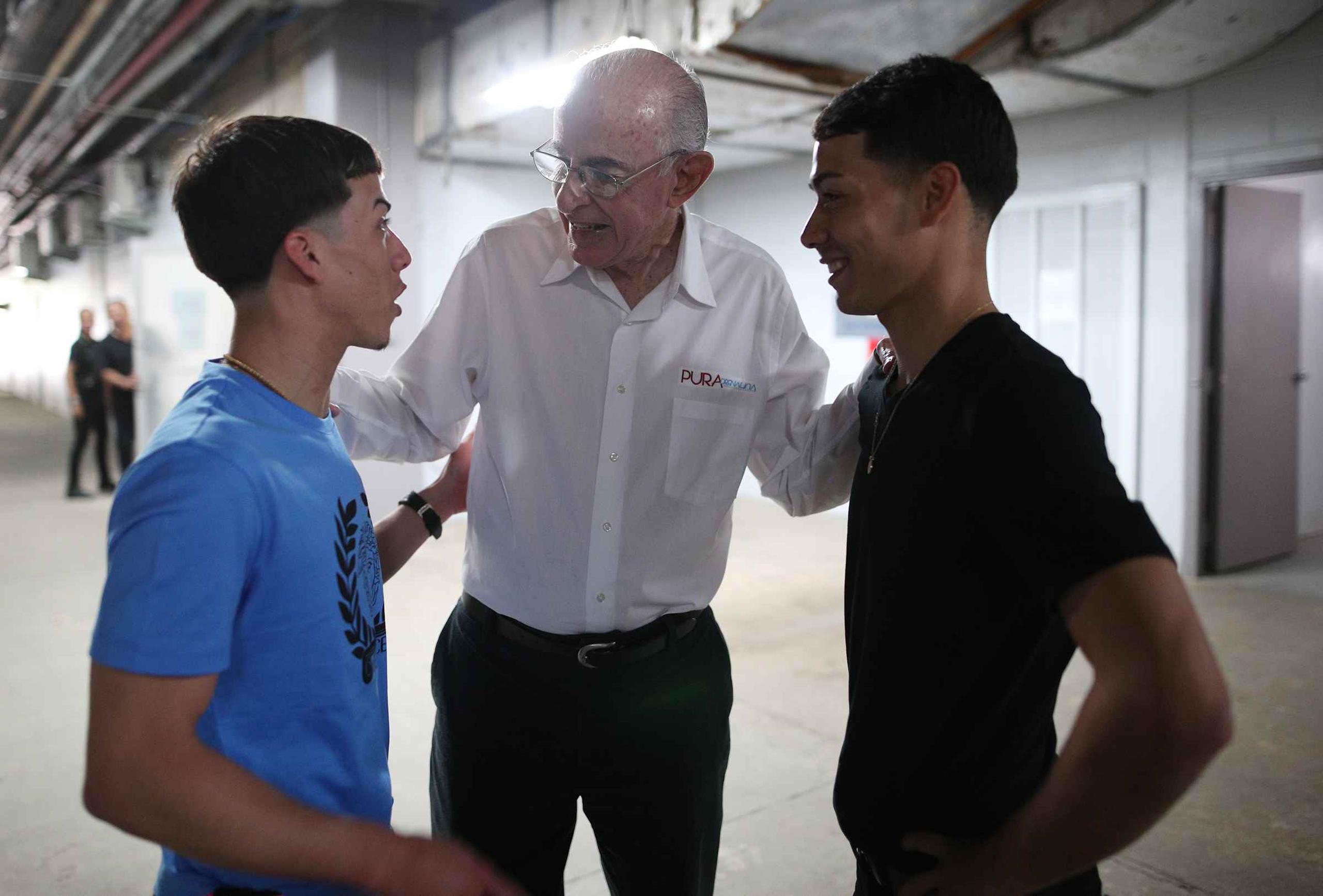 Durante la visita de hoy, los hermanos Ortiz compartieron con el legendario narrador de carreras Norman H. Dávila. (juan.martinez@gfrmedia.com)
