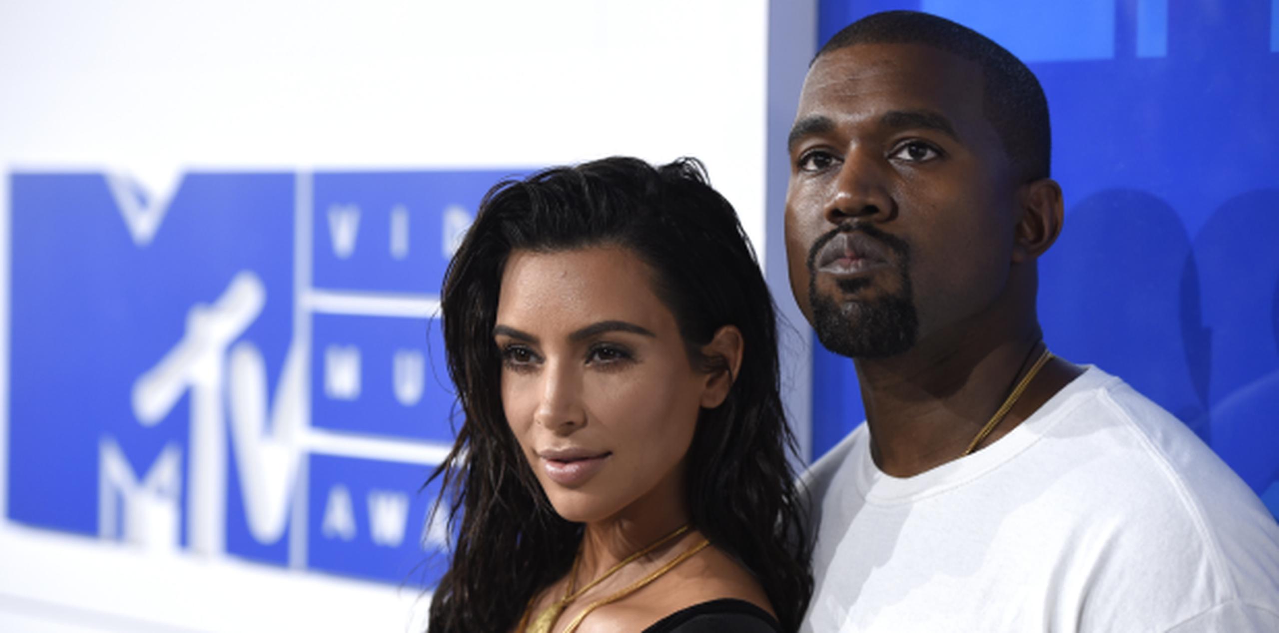 Kim Kardashian y su esposo, el rapero Kanye West. (Archivo)