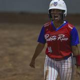 Sólida defensa de la selección de softbol femenino en juego contra Cuba