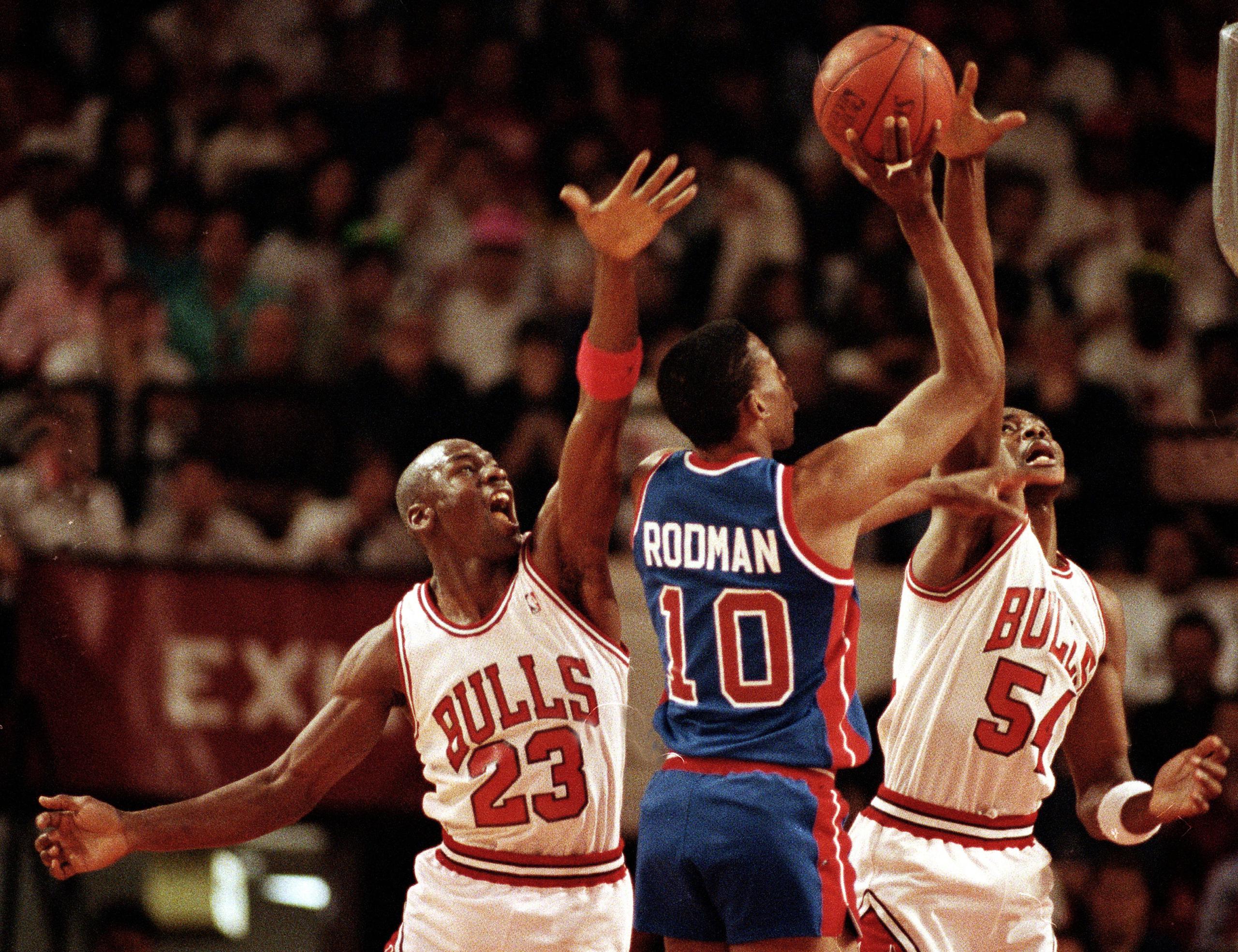 Michael Jordan y Horace Grant le salen en defensa a Dennis Rodman.