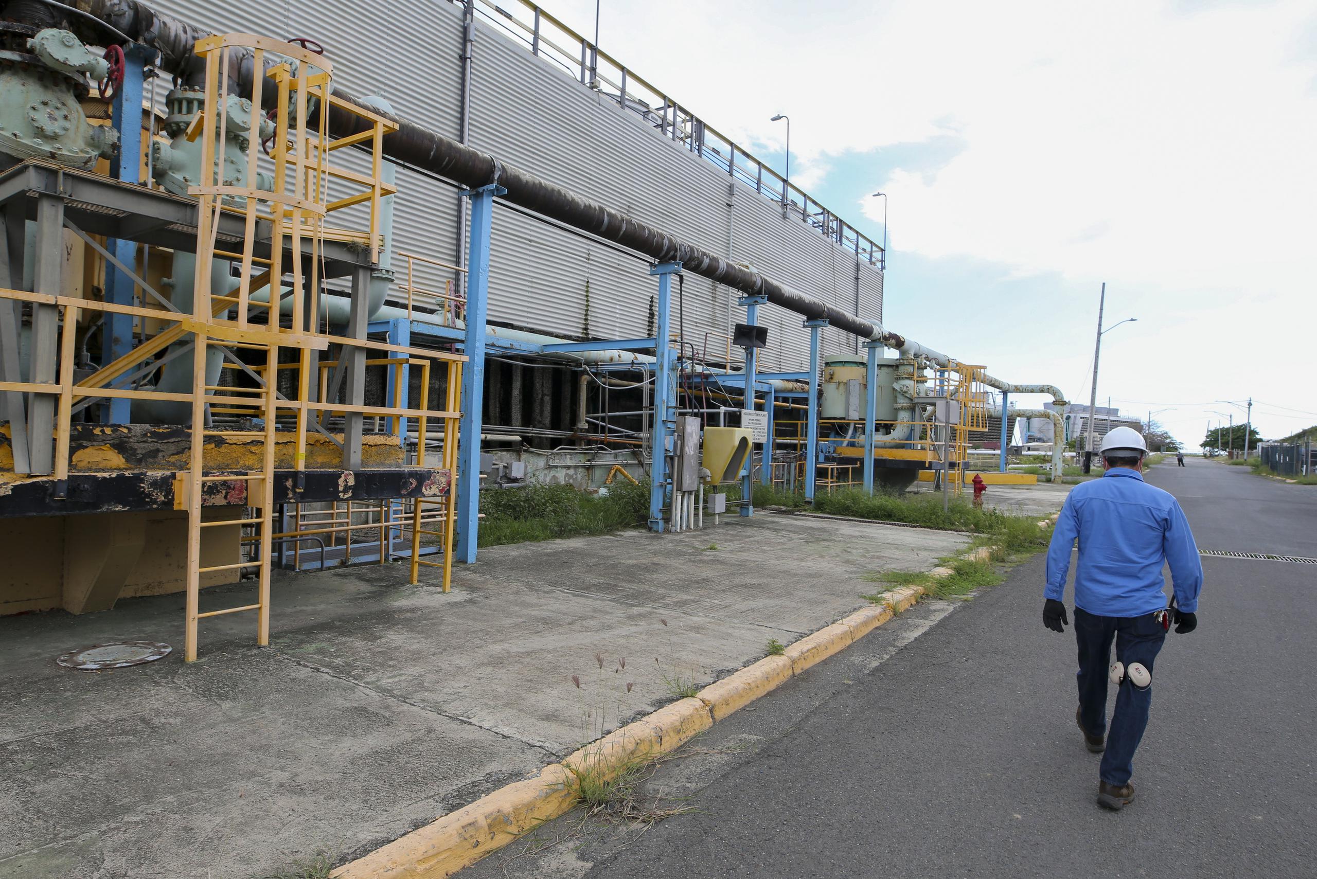 Un empleado de la AEE se le observa caminar durante un recorrido por la planta generatriz de Aguirre, en Salinas.