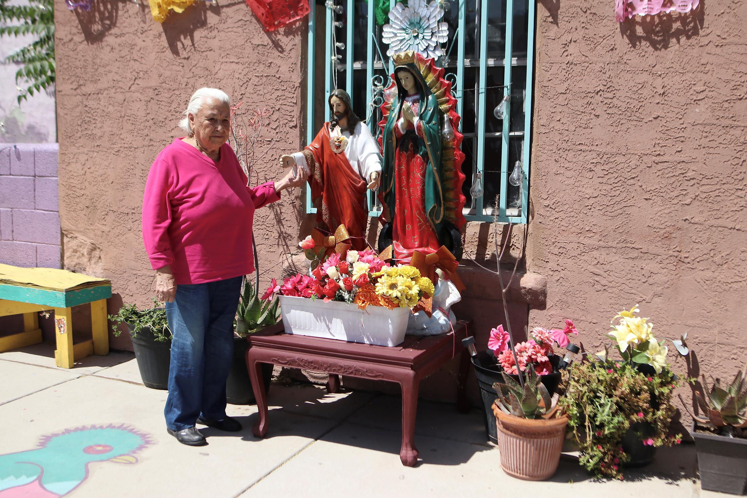 Antonia Morales "Doña Toñita" posa para Efe durante una entrevista realizada el 30 de abril en la vecindad del barrio Duranguito en El Paso, Texas.