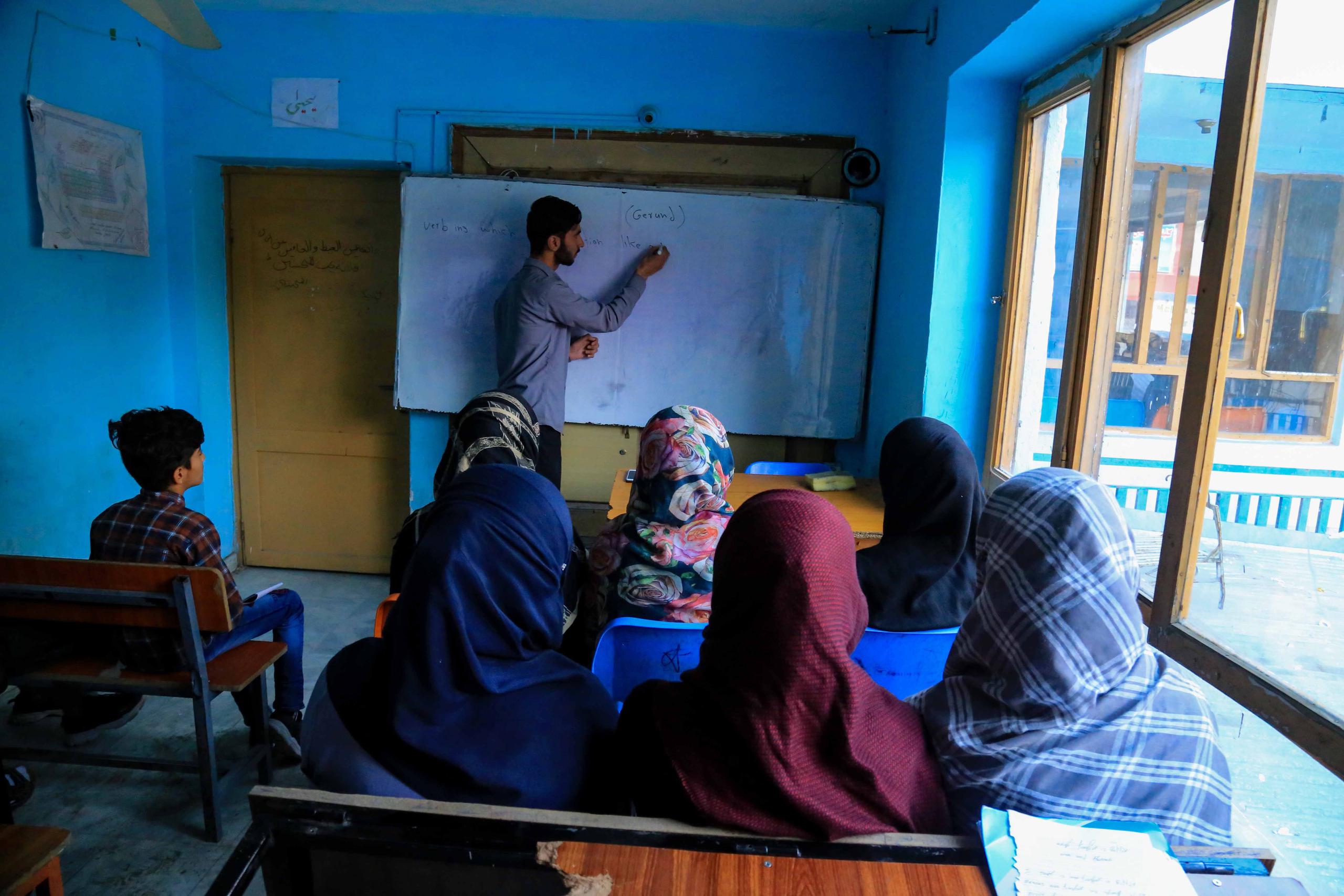 Jóvenes afganas siguen las clases en un centro privado de Kabul. EFE/EPA/STRINGER
