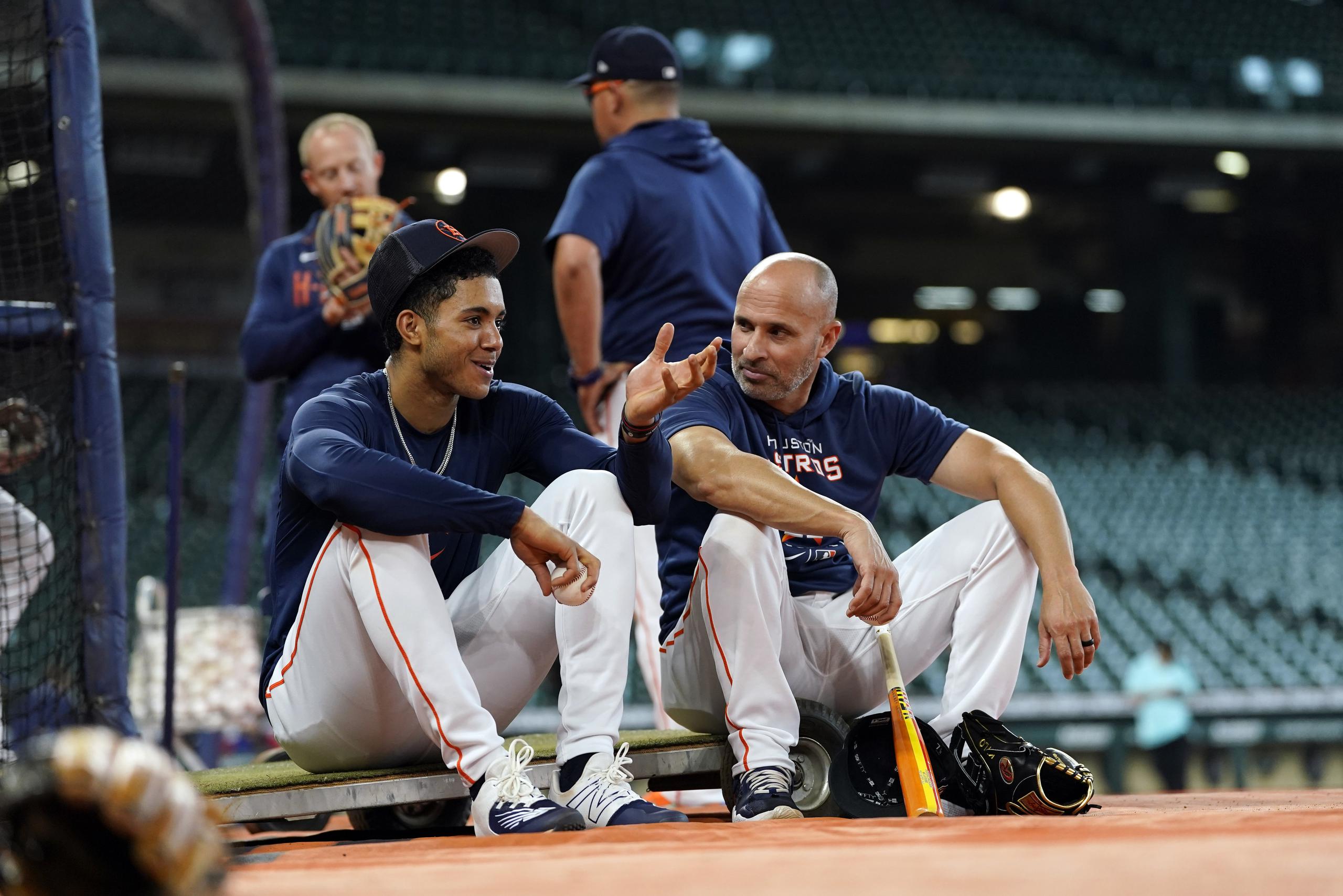 Jeremy Pena, ã la izquierda, conversa con el coach de la banca de los Astros y adiestrador de infielders, el boricua Josué Espada, antes de un partido.