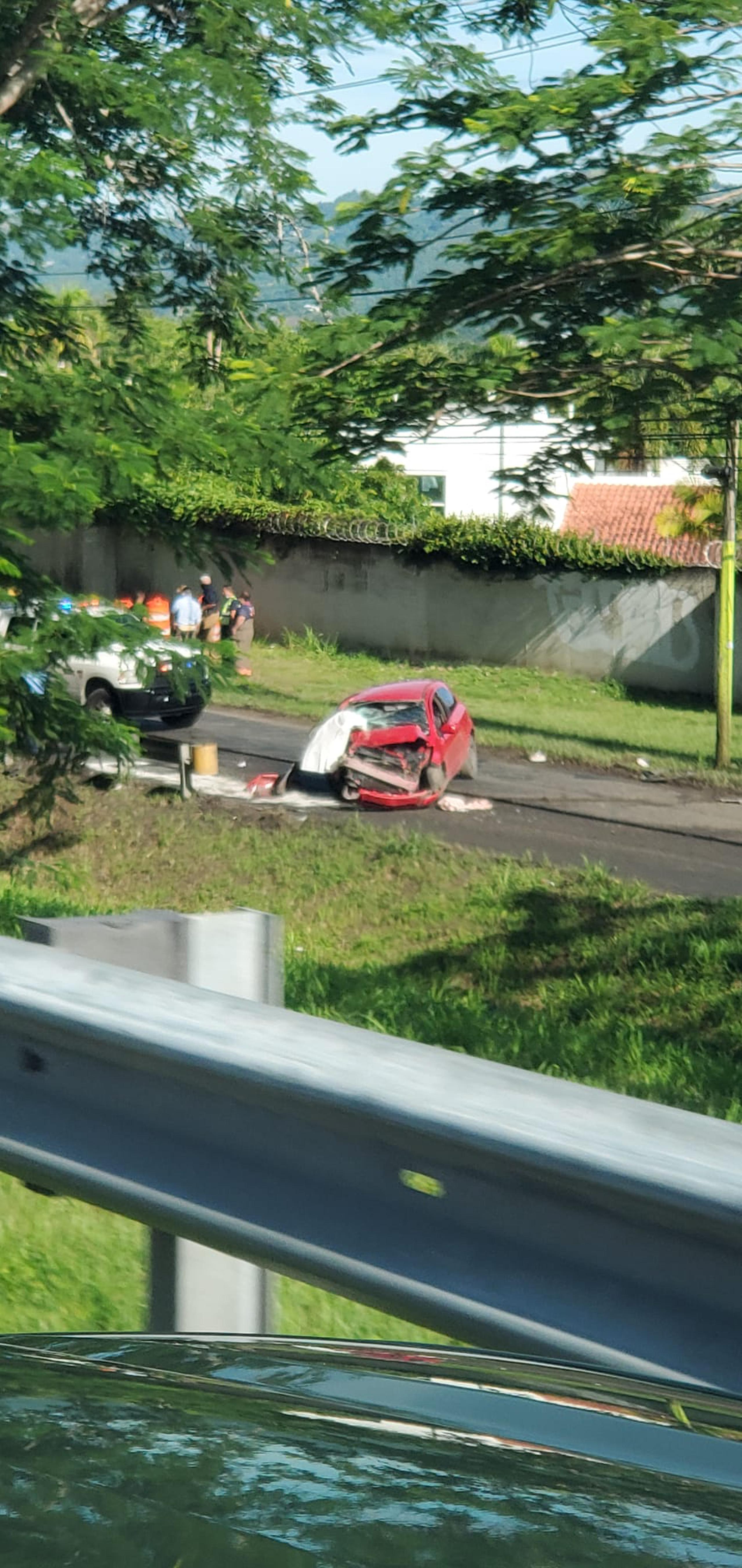 El conductor del auto compacto perdió el control del volante e impactó un poste de cemento.