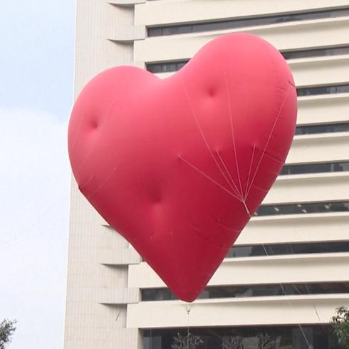 Gigantesco globo de un corazón se roba todas las miradas en Hong Kong