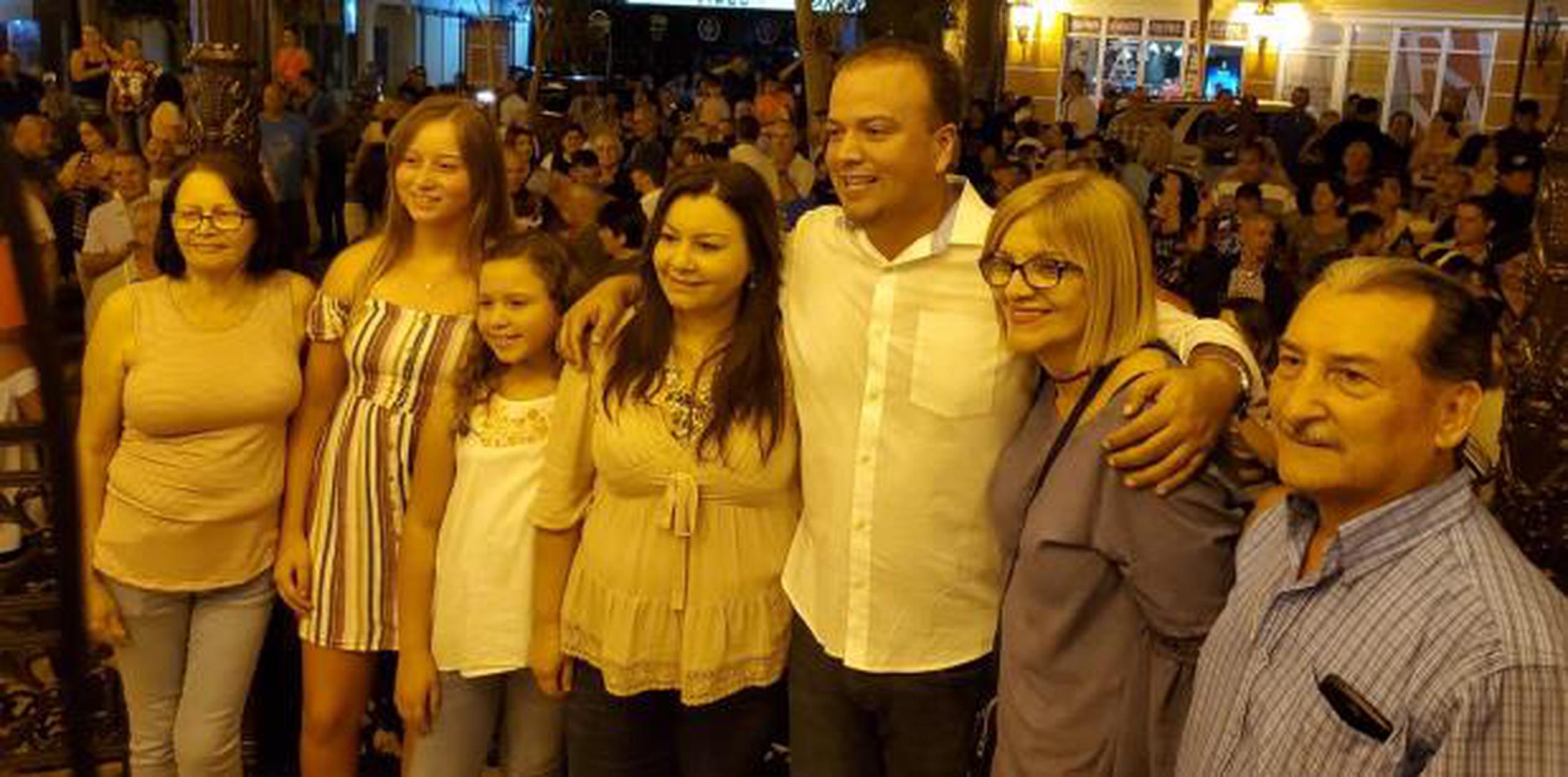 Elliot Colón Blanco celebró la victoria junto a su familia en la plaza de Barranquitas. (osman.perez@gfrmedia.com)
