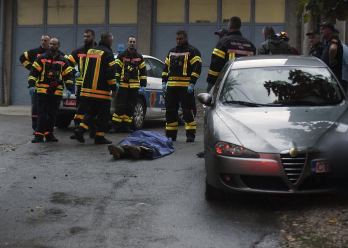 Los bomberos permanecen junto a un cadáver en el lugar donde un hombre mató a varias personas en Cetinje, ciudad que queda a unos 30 kilómetros al oeste de Podgorica, Montenegro.