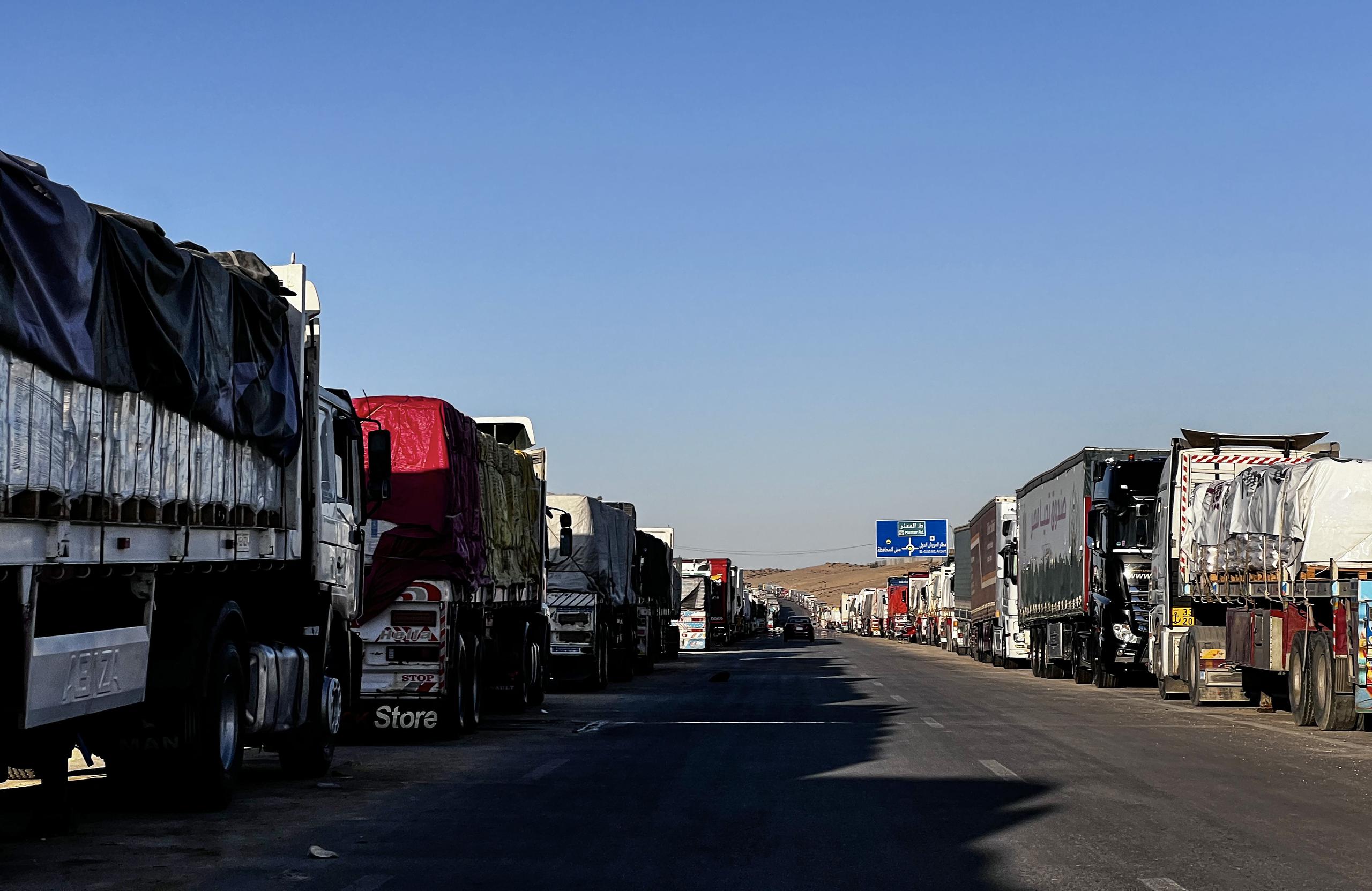 Los camiones han sido trasladados a una zona logística de carga y descarga ubicada cerca del lado egipcio del paso, pero no hay instrucciones sobre qué hacer con los cargamentos.