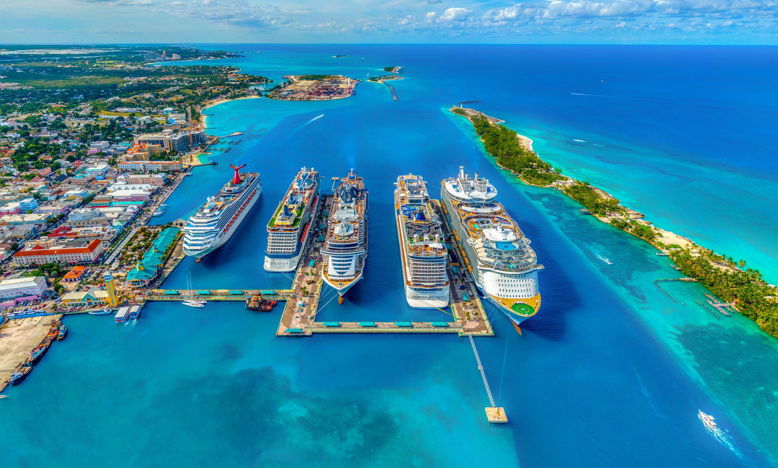 Muelle en Bahamas con cinco cruceros en el puerto.
