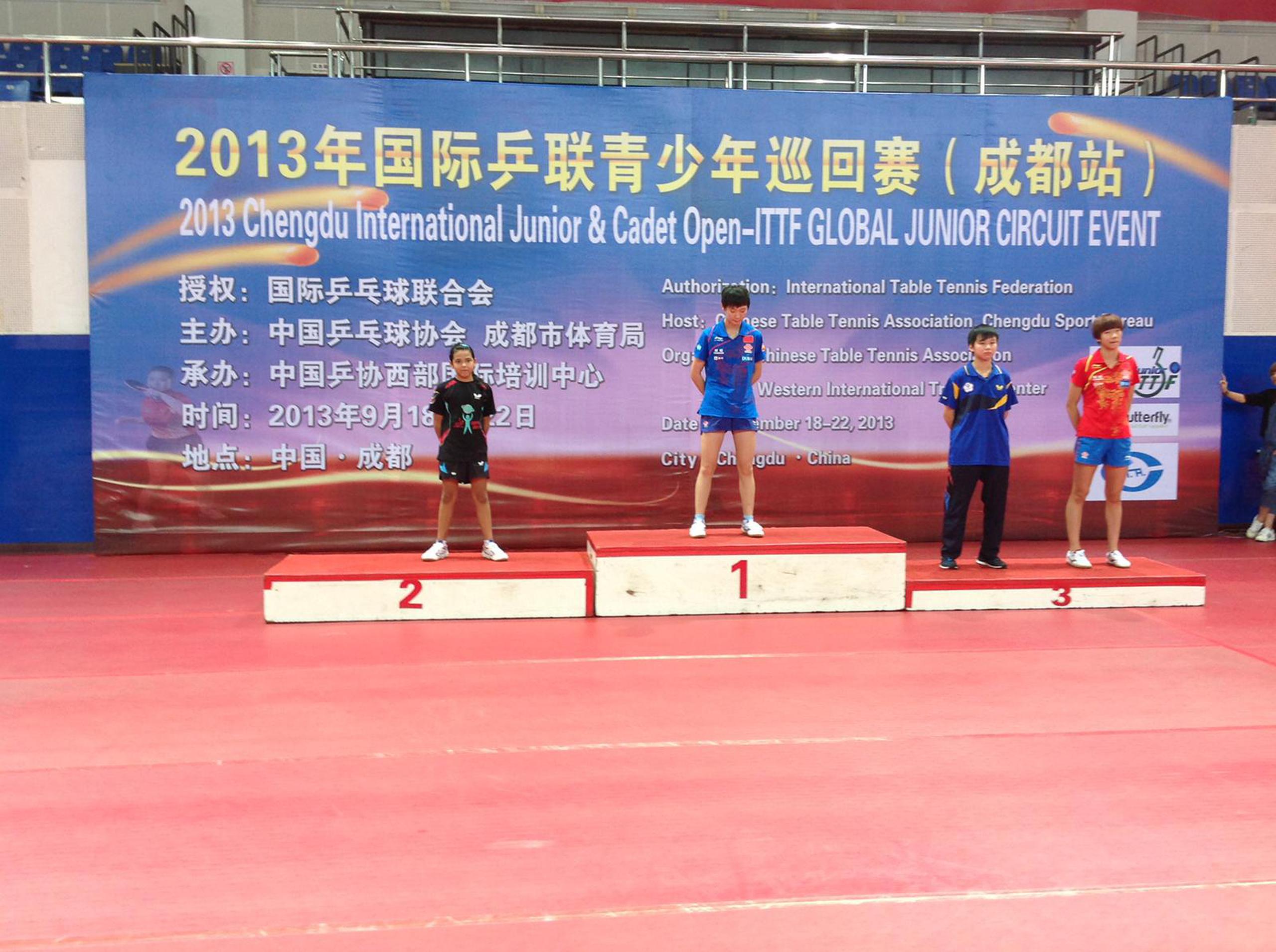 En esta foto del 2013, Adriana Díaz ocupa la plata en el podio y Manyu Wang el oro. Fue un evento de categoría Cadetes (hasta 15 años) en China. Díaz y Wang no se an enfrentado desde entonces.