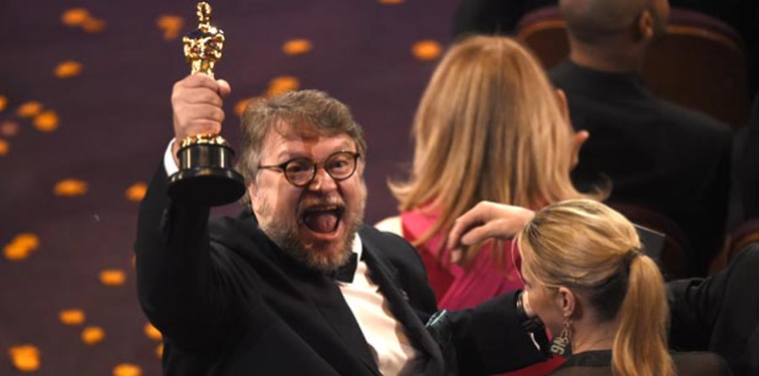 El director mexicano Guillermo del Toro celebra su premiación.  (Chris Pizzello/Invision/AP)