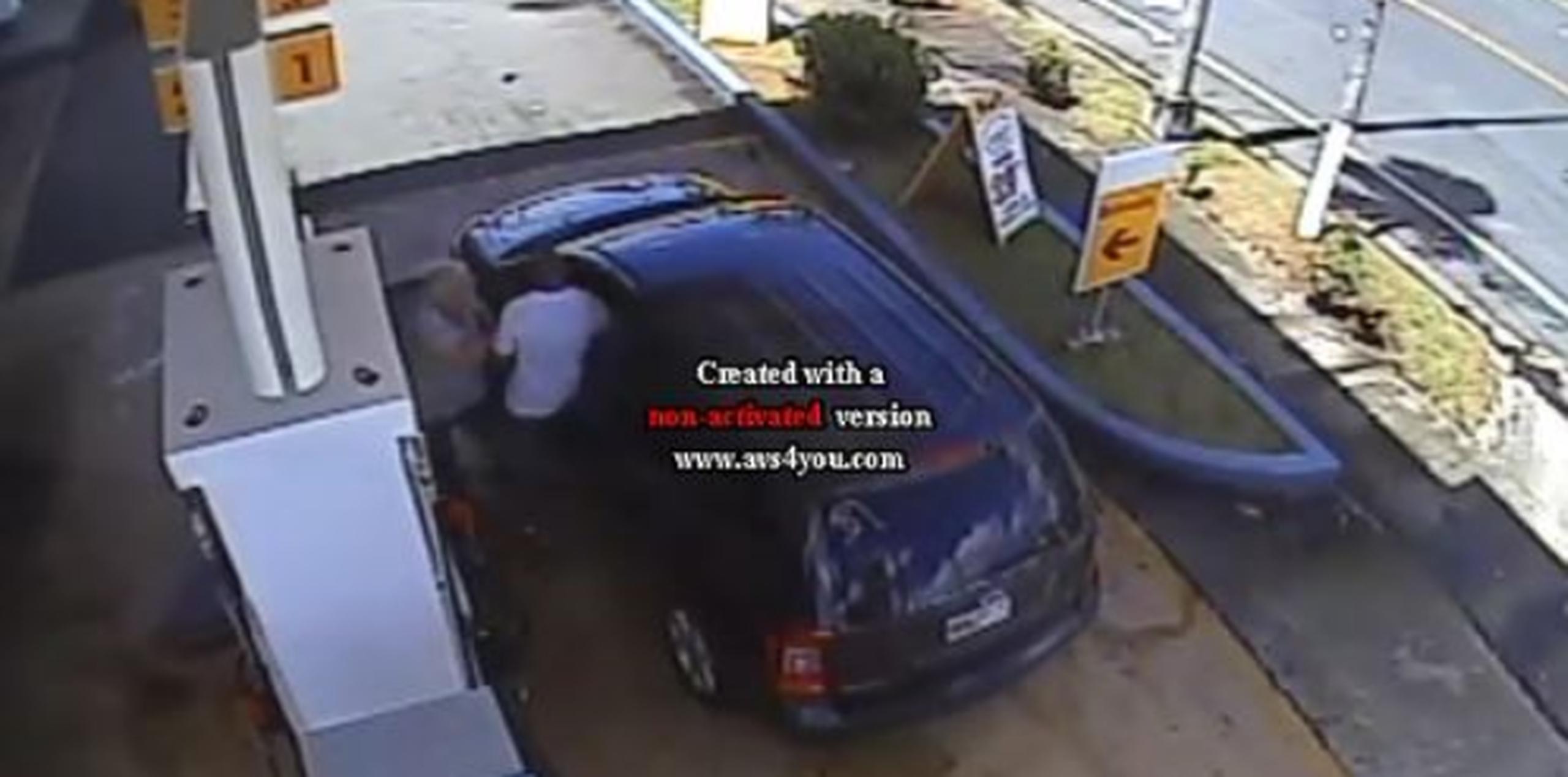 El hombre forcejeó con la anciana para arrebatarle su vehículo. (Captura)