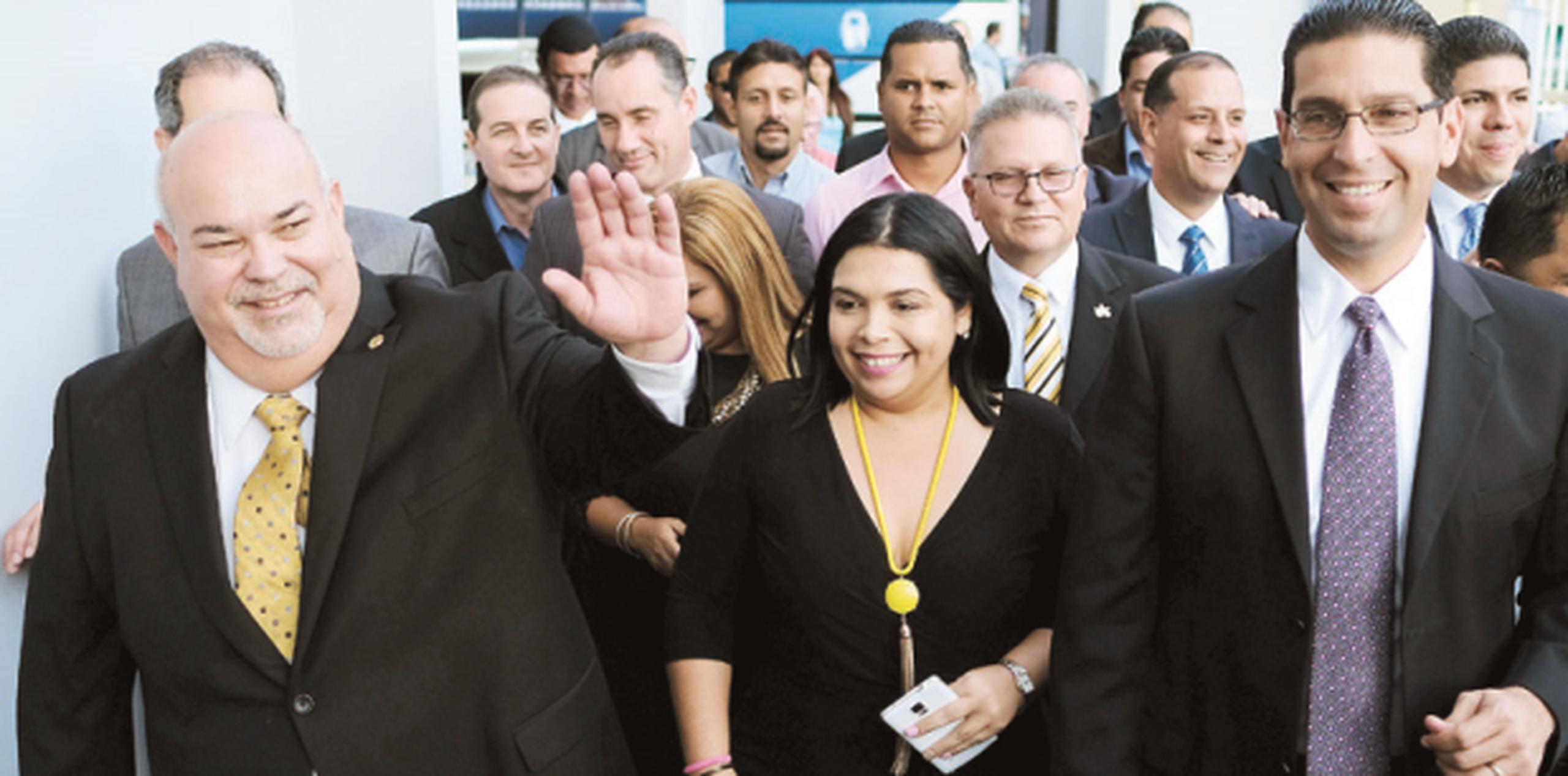 La legisladora Yashira Lebrón (al centro) vislumbra implantar una conexión cibernética en la Comisión de Asuntos del Consumidor de la Cámara, dijo tras ser nombrada por Carlos Méndez (a su izquierda). (tonito.zayas@gfrmedia.com)