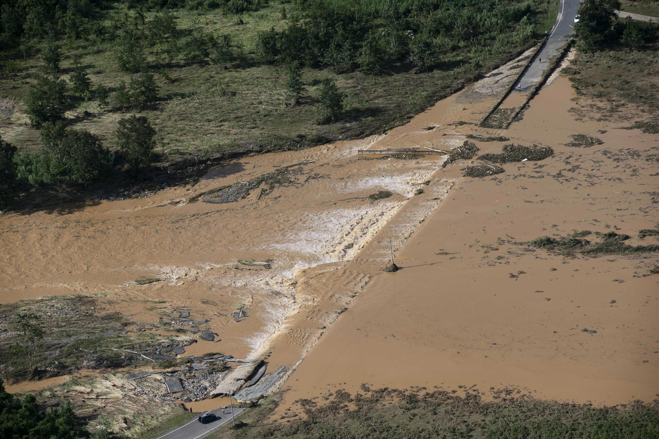 En la foto, el Río Grande de Arecibo sobre una carretera rural del municipio de Arecibo.
