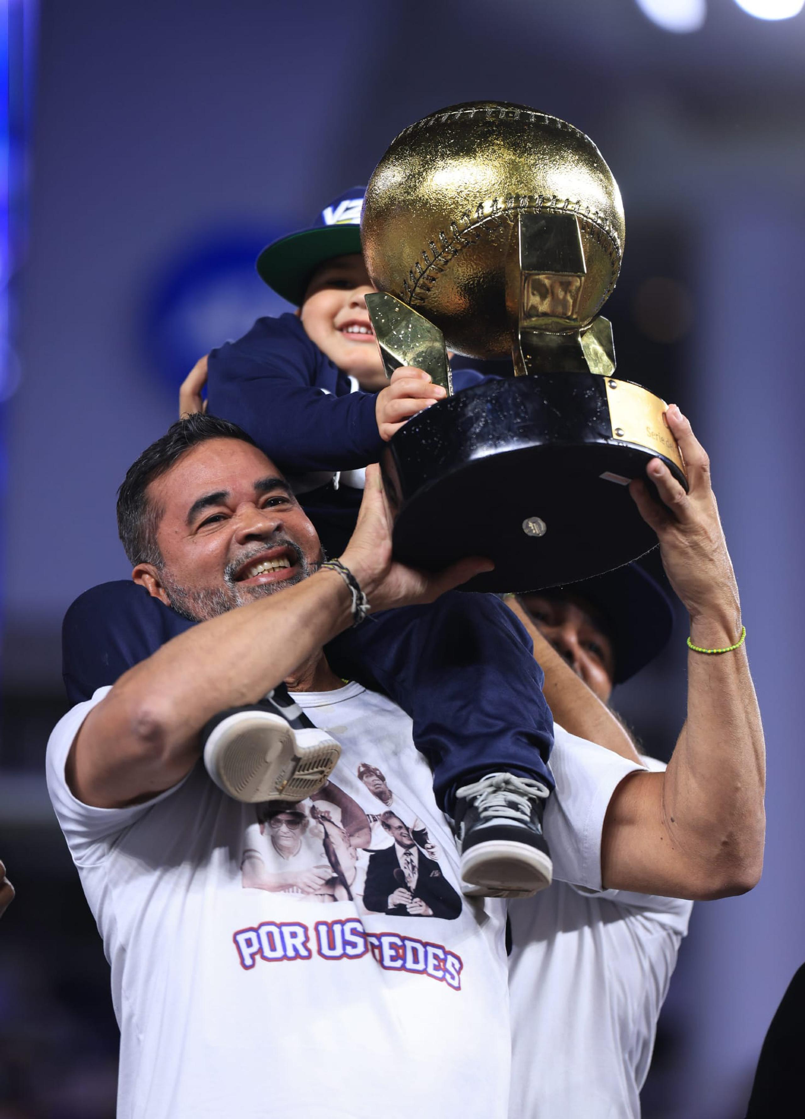 Oswaldo "Ozzie" Guillén alza el campeonato de la Serie del Caribe con su nieto, quien es apodado cariñosamente "Oso", en sus hombros.