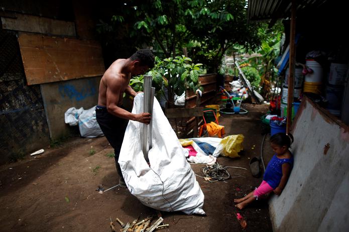 Melquis Amador, de 32 años, carga un saco con latas y bronce después de trabajar en el vertedero de basura de Cerro Patacón este viernes en la comunidad de Guna Nega, en Ciudad de Panamá. (EFE)
