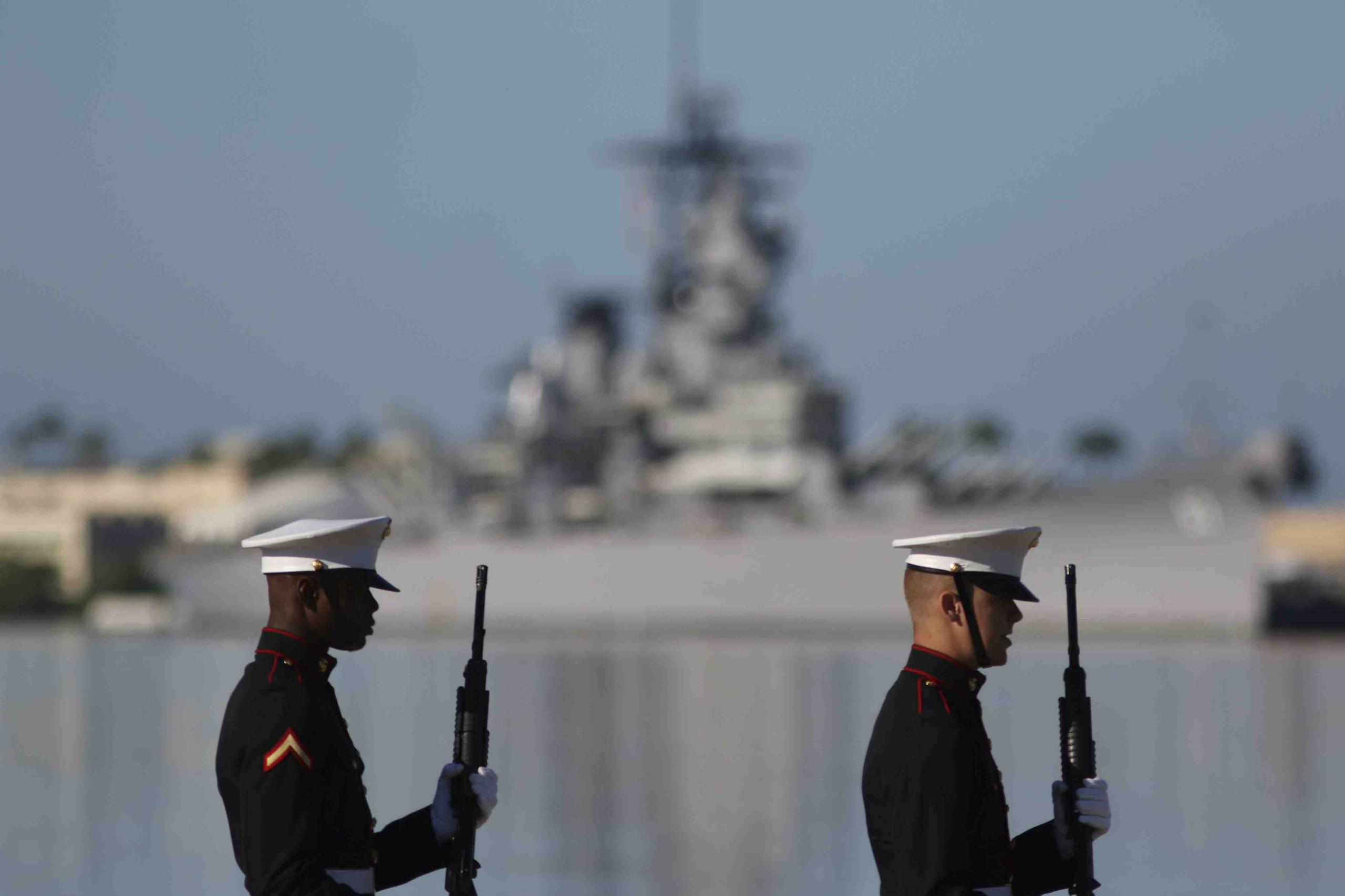 Infantes de Marina de Estados Unidos sostienen sus fusiles frente al buque Missouri durante una ceremonia para conmemorar el 78vo aniversario del ataque japonés contra Pearl Harbor, en Hawai, el sábado 7 de diciembre de 2019. (AP/Caleb Jones)