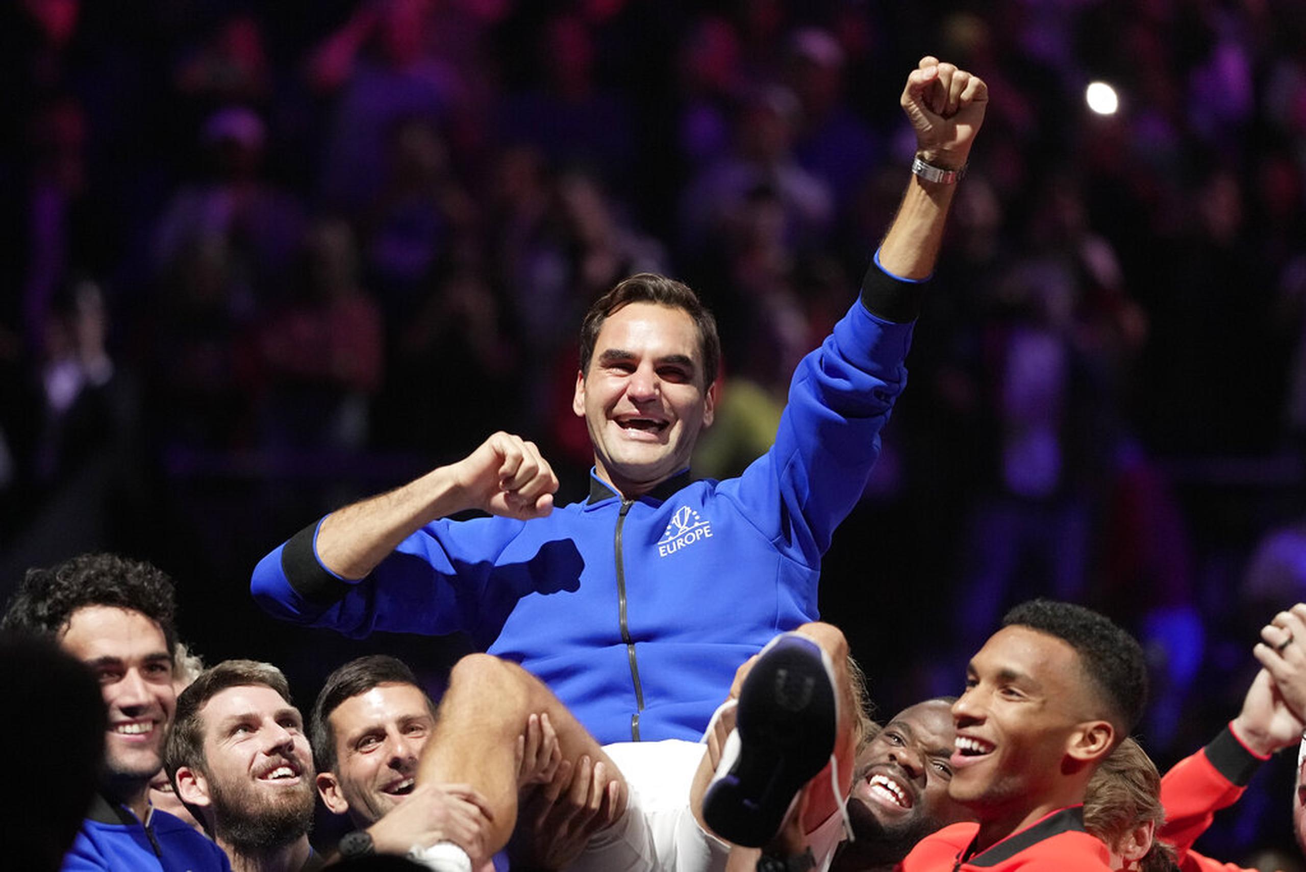 Roger Federer es alzado por sus compañeros del Equipo Europa, tras disputar el último partido de su carrera, en la Copa Laver.