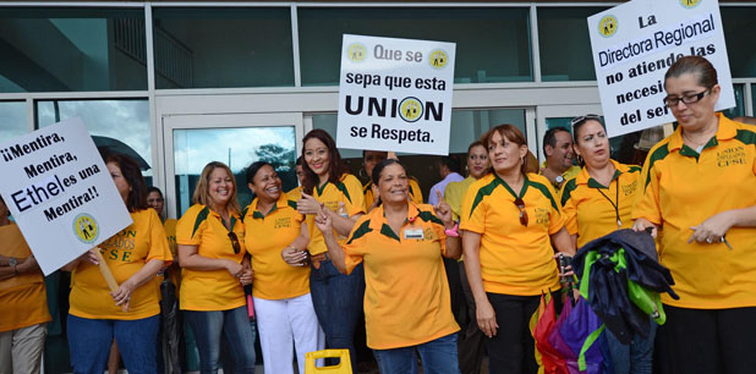 Protestan empleados de la Corporación del Fondo del Seguro del Estado